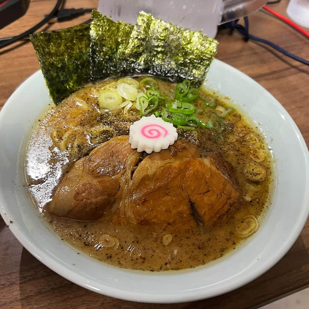 ちゃまさんのインスタグラム写真 - (ちゃまInstagram)「親が金持ちで良いもんばっか食べて来た食いもんにうるさい女を黙らせたよこのラーメンは！！  美味しかった事を覚えておきます。と言って帰ったなあの女は！！ #麺店ちゃま」10月20日 22時15分 - chamakunchi