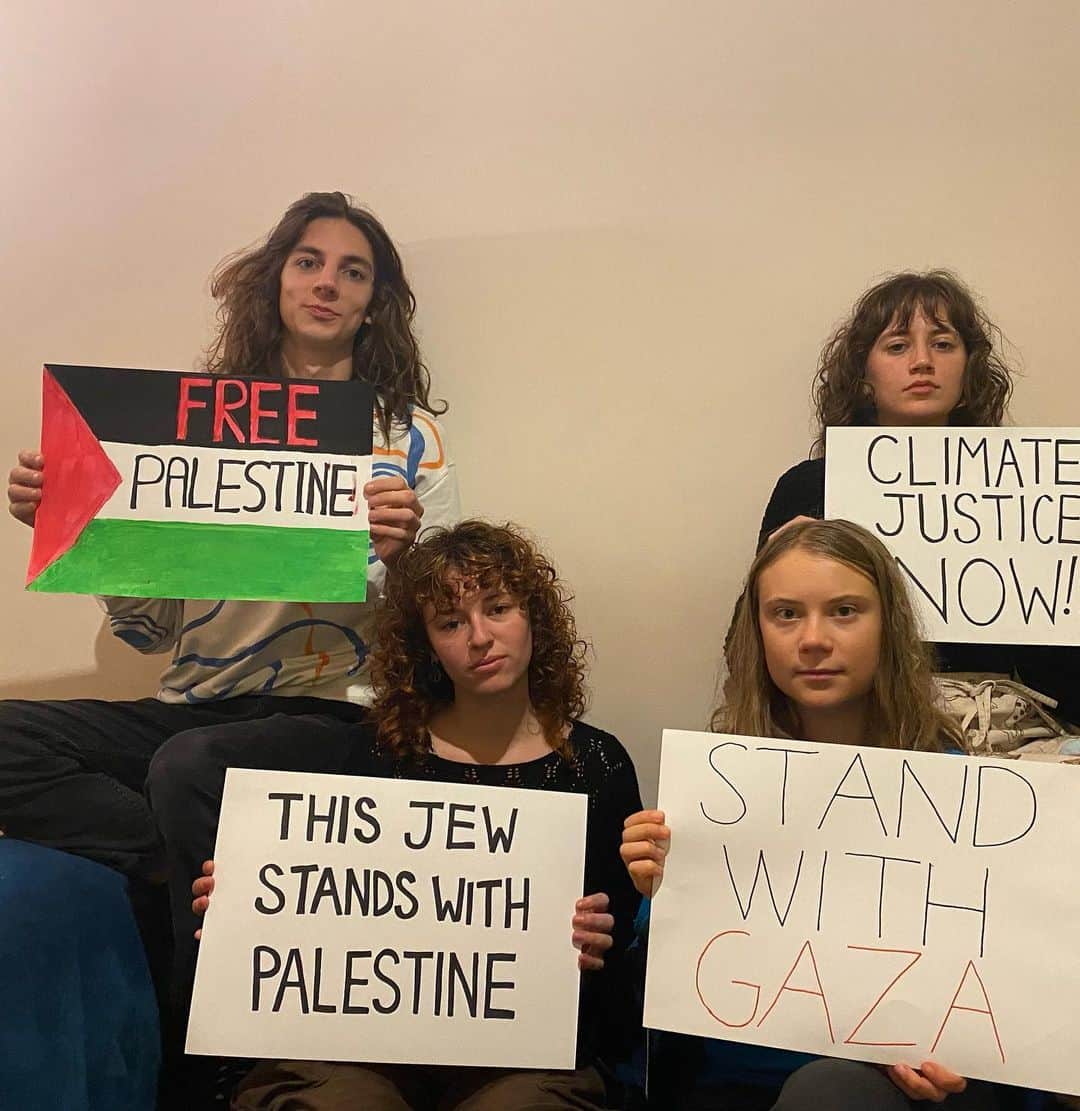 グレタ・トゥーンベリのインスタグラム：「Week 270. Today we are striking in solidarity with Palestine and Gaza. The world needs to speak up and call for and immediate ceasefire, justice and freedom for Palestinians and all civilians affected.  Here are some accounts where you can find information on how you can help: @medicalaidpal @palestinianyouthmovement @combatantsforpeace @ifnotnoworg @jewishvoiceforpeace @activestills @palestinianmedicalreliefsoc @cjnvgram @btselem @standing.together.english @adalahjusticeproject @al_haq_organisation @adalah.legal.center @palestinespeaks  It has come to my knowledge that the stuffed animal shown in my earlier post can be interpreted by some as a symbol for antisemitism, which I was completely unaware of. The toy in the picture is a tool often used by autistic people as a way to communicate feelings.   We are of course against every type of discrimination, and condemn antisemitism in all forms and shapes. This is non-negotiable. That is why I deleted the last post.」