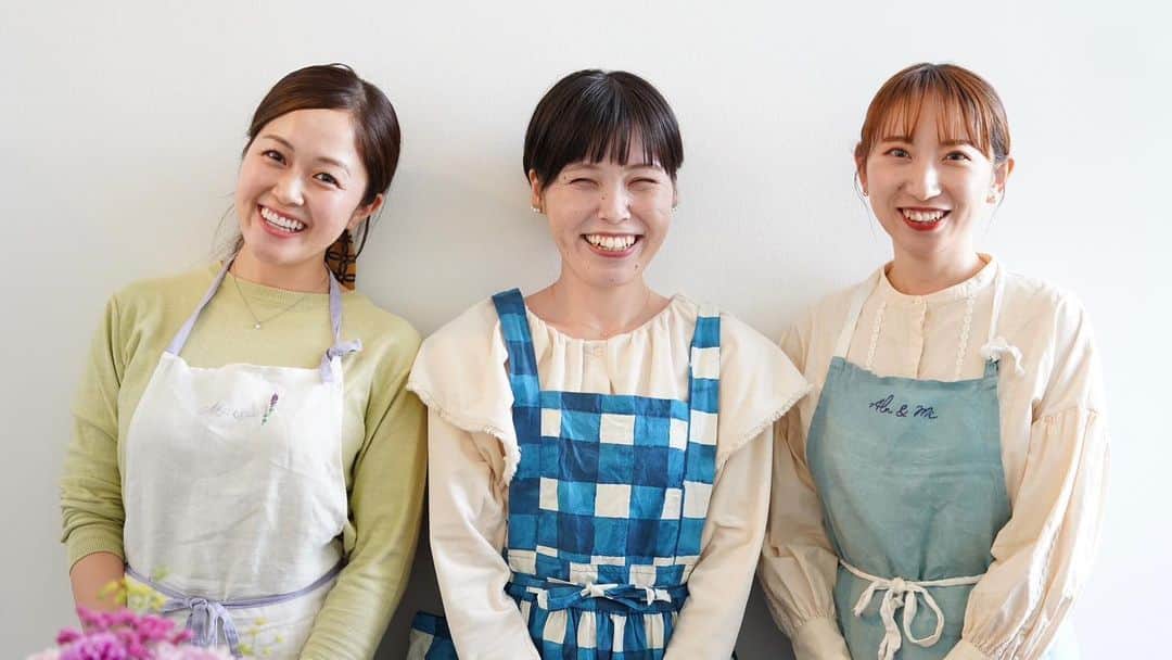 誠子のインスタグラム：「いらっしゃいませ、こんばんは。  10月29日の神戸マルシェ「湊川公園手しごと市」で、 一緒に出張 誠子食堂してくれるお友達を紹介します。  料理家の荒谷未来ちゃん アートクッキー職人のあんなちゃん  私と未来ちゃんはお弁当担当。 あんなちゃんはクッキー担当です。  二人のお料理は とっても美味しくて優しくて、心がときめきます。  みんな届けにいくから待っててね。🙊🍙🍪🍁  #誠子食堂 @minatogawa_teshigoto」