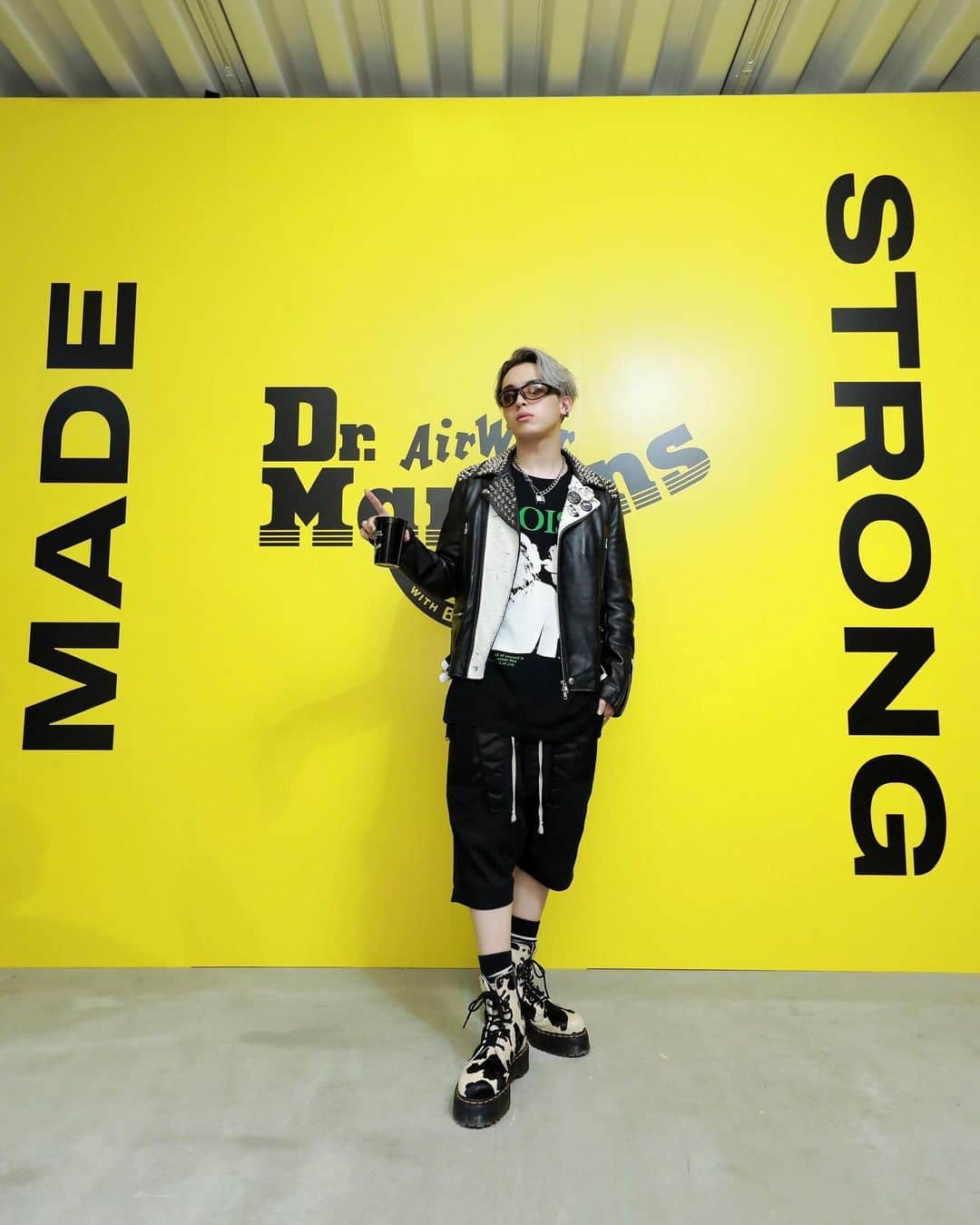 Novel Coreのインスタグラム：「⁡ Dr. Martens @drmartensofficial  MADE STRONG TOKYO ⁡ 心から愛するDr. Martensのグローバルイベントで、日本のヘッドライナーという大役を務めさせて頂けている幸せを噛み締めながら過ごした1日目でした。 ⁡ 沢山友達にも会えて楽しかった🖤 ⁡ 明日もよろしく✌🏻🎸 ⁡ #WEAREMADESTRONG」