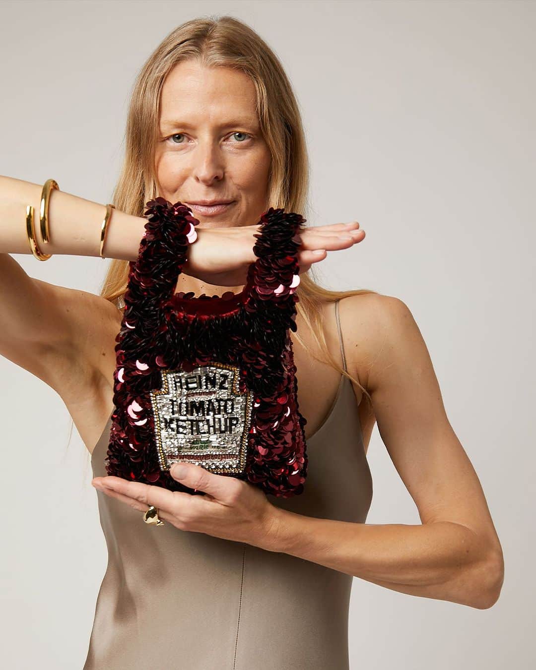 のインスタグラム：「Our Anya Brands Ketchup Tote, an artful talking point with a touch of sparkle ✨ #AnyaHindmarch」