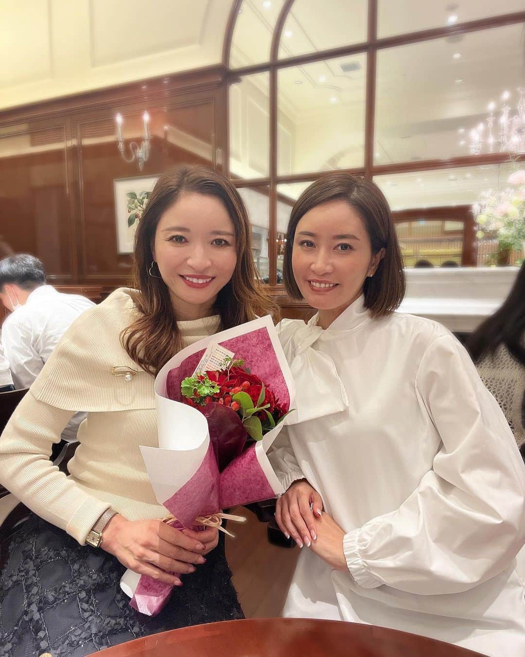 AriizumiEmaのインスタグラム：「可愛い美しい賢いと三拍子揃っている私の理想のモデル像、香織ちゃんとお茶を🩷 @kaori.omura   ハーブスでケーキを食べる気満々でいましたが、あまりに素敵な香織ちゃんの姿に胸がいっぱいで、なり、マスカットティー🫖しか飲まなかった・・笑 タカラジェンヌのお茶会に昔行った時と同じ満腹感よ！笑  お話内容は、美容8割、お仕事2割❣️ 私の質問にも優しく答えてくれて、 ますます毎日頑張ろうと思えました❣️ 香織ちゃんの講座がすぐ🈵満員になるのも、本当によく分かります！ 真摯で誠実なお人柄に、帰り際にまたすぐ会いたくなってしまうほど魅力的な美女😍  素敵なお花やプレゼントまで下さり、感激🥲 今日を支えに、明日からまた頑張れますっ😆  ・ #美女#美魔女#美容」