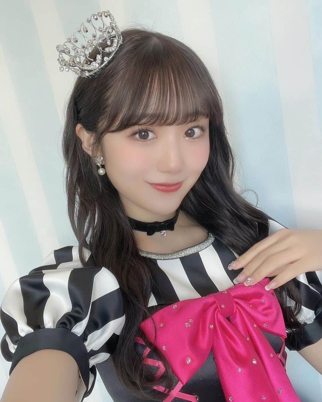 のインスタグラム：「👸🏻💓 ⁡ ⁡ 最後の衣装はラブリーに。 そして念願のティアラを付けさせてもらいまして♡ いかがですか？✨️」