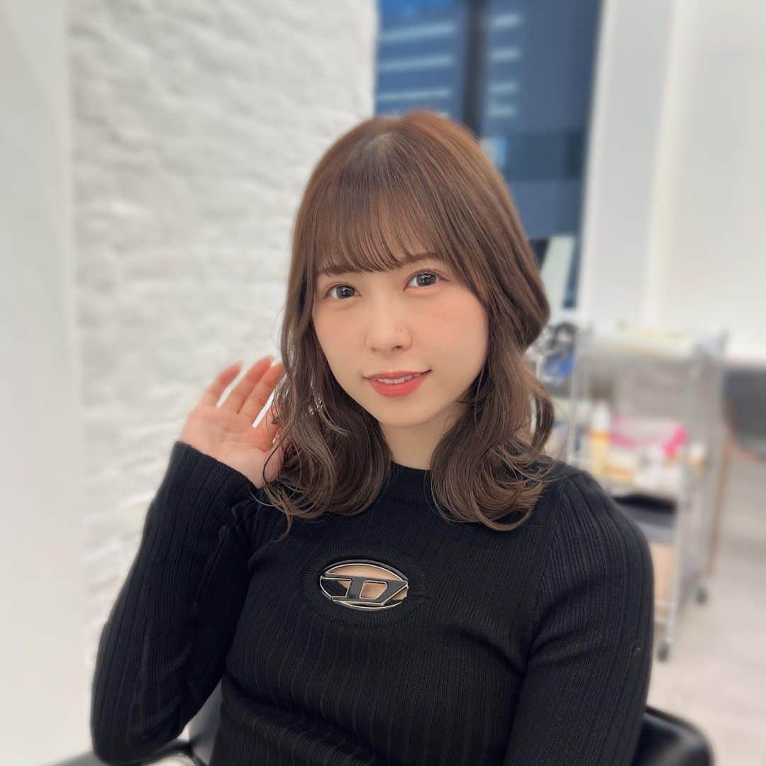 あおいれなのインスタグラム：「new hair color🍂💇‍♀️🤍🖤 髪の毛伸びて来てうれしいな🥹ロング派？ショート派？」