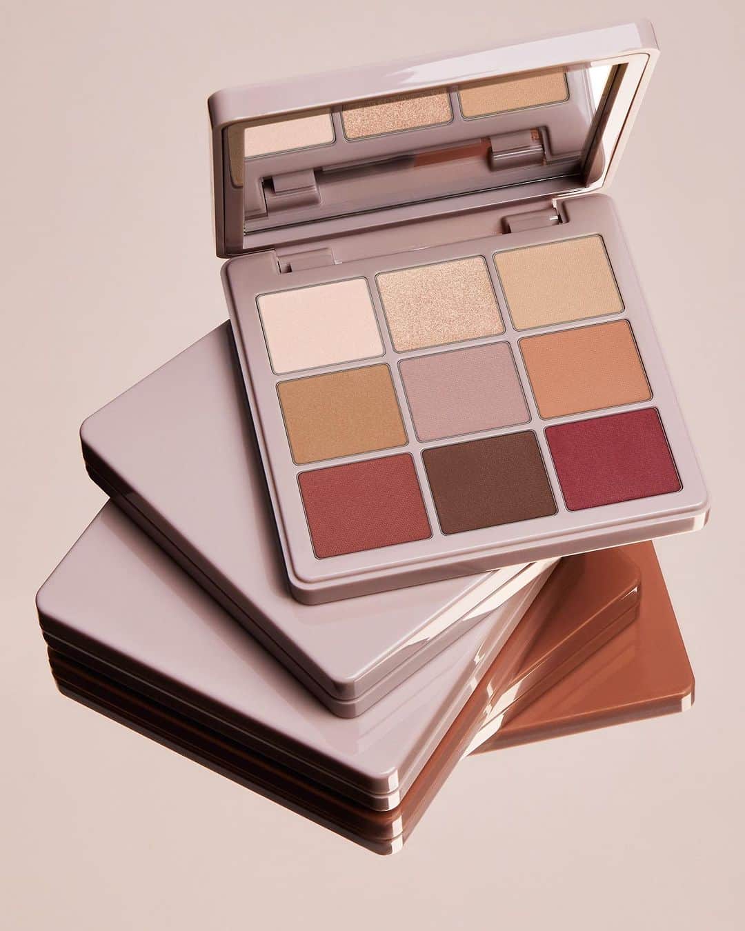 Anastasia Beverly Hillsのインスタグラム：「Falling in love with Modern Renaissance Mini Eyeshadow Palette? Yeah, so are we 🥹😍 Tap to get yours!  #AnastasiaBeverlyHills #fallmakeup」