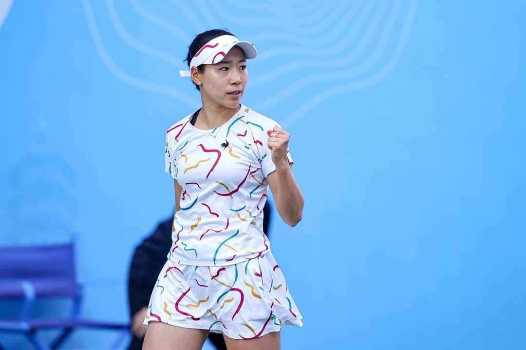 日比野菜緒のインスタグラム：「今回の中国の２大会では、２回ともトップ20の選手と対戦しました。ドローを見た時は「えー🙁」と思いましたが、振り返ってみればとてもいい経験で、来シーズンに自分がトップ50に入るために必要なものを彼女たちから教えてもらいました。もっとタフにならなくては。 この経験を糧に来シーズンも頑張ります！  と言いたいところですが、11月10,11日のBJK杯と高崎での大会に出ます。 長い長いこのシーズンを笑顔で終われるようにもうひと頑張りです🙌🏻」
