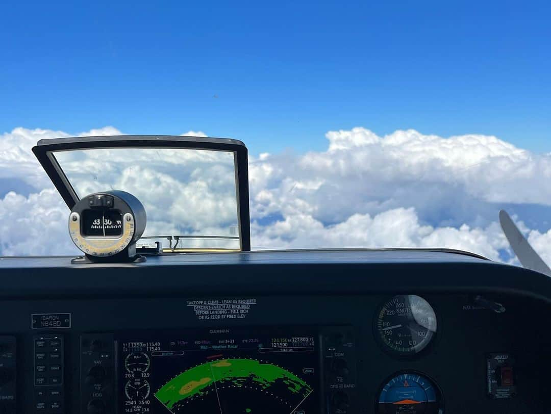 ロマン・グロージャンさんのインスタグラム写真 - (ロマン・グロージャンInstagram)「Miami - Austin / Phoenix airline 👨‍✈️ A day in the sky fighting head wind (up to 35kt), avoiding a small storm cell, fueling in Baton Rouge and overflying Houston airport before reaching Austin. Another 7h of experience in the sky. #flying #sky #travel」10月21日 7時41分 - grosjeanromain