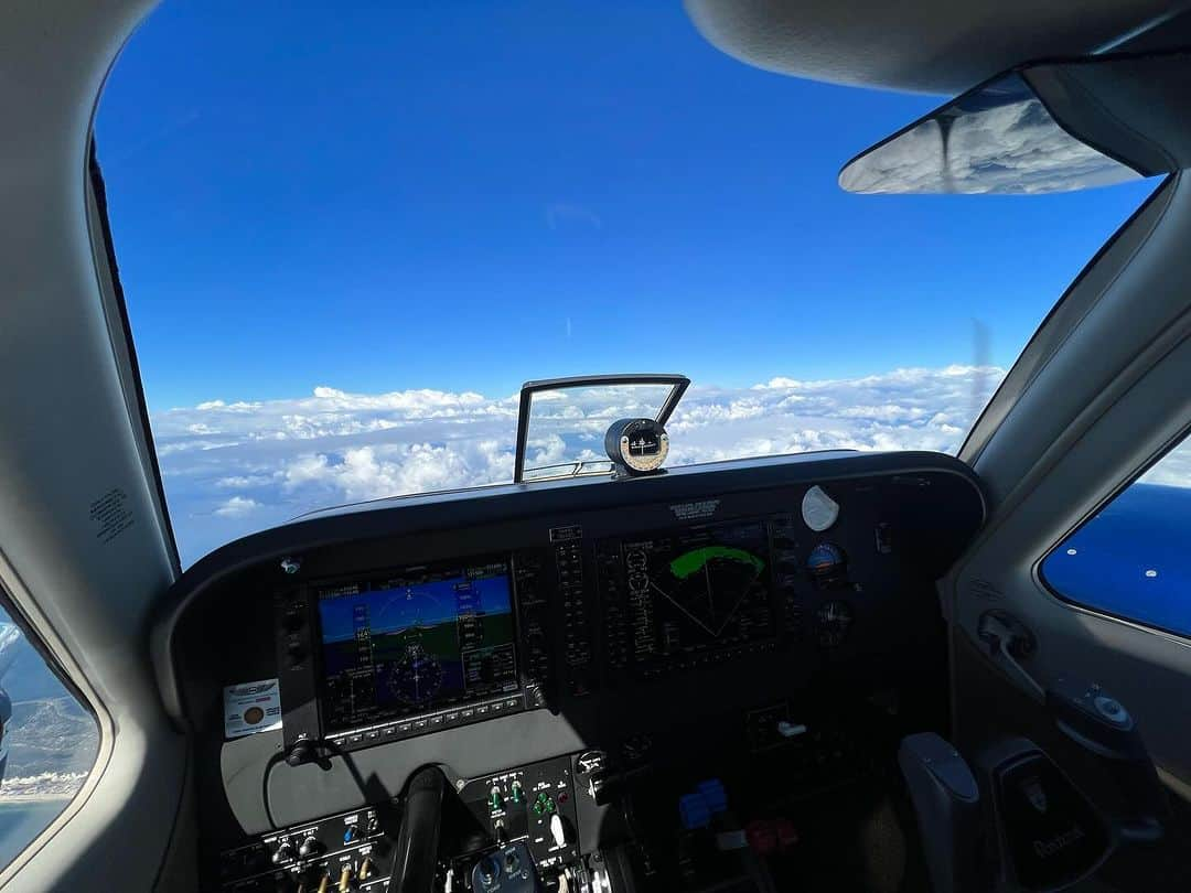 ロマン・グロージャンさんのインスタグラム写真 - (ロマン・グロージャンInstagram)「Miami - Austin / Phoenix airline 👨‍✈️ A day in the sky fighting head wind (up to 35kt), avoiding a small storm cell, fueling in Baton Rouge and overflying Houston airport before reaching Austin. Another 7h of experience in the sky. #flying #sky #travel」10月21日 7時41分 - grosjeanromain