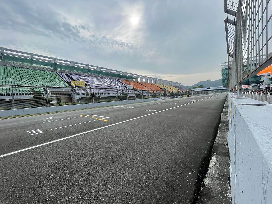木下隆之さんのインスタグラム写真 - (木下隆之Instagram)「中国初の珠海（Zhuhai）サーキットは、F1の開催を想定して建設されたらしい。香港マカオから近いから、興行施設としては条件はいいよね。 　とはいうものの、路面は荒れてるし。コースオフエリアも狭い。ここでのF1開催は辛いかな？それだけに、マシンとドラテクを磨くにはちょうどいい規模ですね。  #珠海サーキット　#zhuhaiinternationalcircuit  #木下隆之　#kinoshita takayukikinoshita #dixel #geely」10月21日 7時43分 - kinoshita_takayuki_