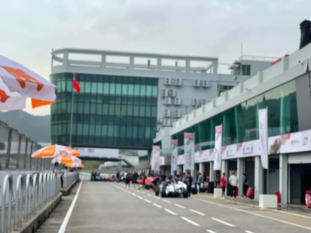 木下隆之さんのインスタグラム写真 - (木下隆之Instagram)「中国初の珠海（Zhuhai）サーキットは、F1の開催を想定して建設されたらしい。香港マカオから近いから、興行施設としては条件はいいよね。 　とはいうものの、路面は荒れてるし。コースオフエリアも狭い。ここでのF1開催は辛いかな？それだけに、マシンとドラテクを磨くにはちょうどいい規模ですね。  #珠海サーキット　#zhuhaiinternationalcircuit  #木下隆之　#kinoshita takayukikinoshita #dixel #geely」10月21日 7時43分 - kinoshita_takayuki_