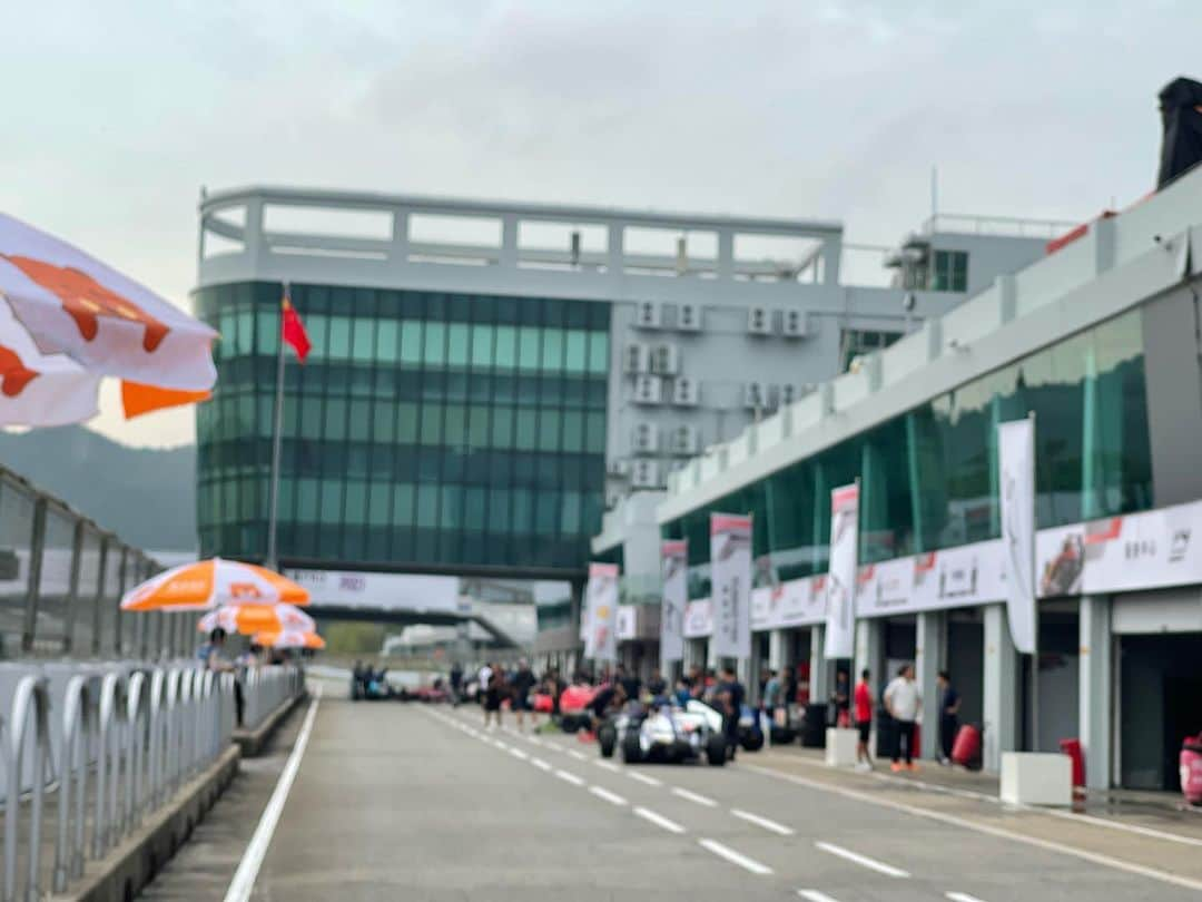 木下隆之のインスタグラム：「中国初の珠海（Zhuhai）サーキットは、F1の開催を想定して建設されたらしい。香港マカオから近いから、興行施設としては条件はいいよね。 　とはいうものの、路面は荒れてるし。コースオフエリアも狭い。ここでのF1開催は辛いかな？それだけに、マシンとドラテクを磨くにはちょうどいい規模ですね。  #珠海サーキット　#zhuhaiinternationalcircuit  #木下隆之　#kinoshita takayukikinoshita #dixel #geely」