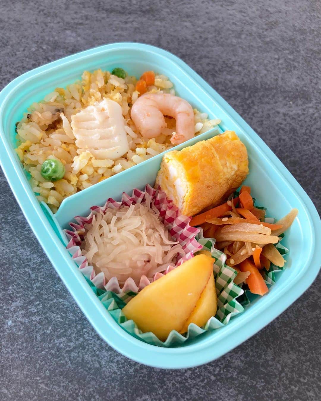 村田千弥のインスタグラム：「今日はチャーハン弁当。  シーフードミックス&ミックスベジタブル 考えた人、天才だと思う🙏  秋らしく、 フルーツは柿🧡  #サタデースクール弁当」