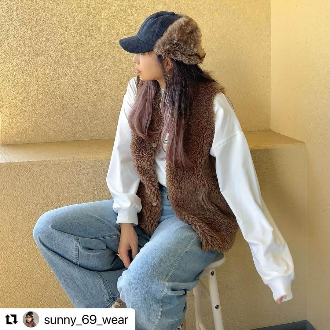 のインスタグラム：「@sunny_69_wear さん❤️素敵な投稿ありがとうございます🥰  #Repost @sunny_69_wear with @use.repost ・・・ おはようございます☺︎  ご覧頂きありがとうございます*✲ﾟ*｡  . . ふわふわのボアが可愛いファーベスト🐏 . ▶︎ @lbc_official_  🛒リバーシブルボアベスト ¥6,589税込 →500円OFFクーポン¥6,029税込 . トレンドのファーベストは今季もマストアイテム( * ॑꒳ ॑*)۶" @lbc_official_ さんのは、リバーシブルだからその日のコーデや気分で2通りの着回しが楽しめます◎ コロンとしたボタンも凄く可愛い♡ . 本日ZOZOでクーポン出ていておトクになってますよ📣✨✨ . . ▶︎ tops / @clea_official_store  ▶︎ pants / @gu_for_all_  ▶︎ bag / @miniajp  ▶︎ shoes / @converse_jp  ▶︎ cap / @14plusjp  . . コーデ詳細はWEARにも載せてます✈︎ プロフのリンクより飛べるので見て貰えたら嬉しいです☺︎♡ . . . ୨୧┈┈┈┈┈┈┈┈┈┈┈┈┈┈┈┈┈୨୧ . #PR #LBC #ベスト #ファーベスト #zozotown  #ファッション #大人カジュアル #きれいめカジュアル #韓国コーデ #韓国ファッション #패션 #오오티디 #ママコーデ #40代コーデ #おしゃれ好きな人と繋がりたい #ootd」