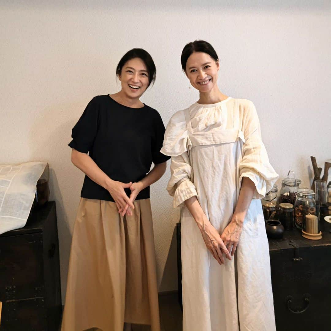 藤森夕子さんのインスタグラム写真 - (藤森夕子Instagram)「先日、コウ静子先生の「秋の韓国薬膳ー韓方参鶏湯と薬湯調合ワークショップ」に参加していました(^^)  たっぷりのきのこと様々な薬草を用いて炊かれた參鶏湯は、とっても美味しくて♡身体の芯から温まりスープも最後までみんなでいただきました。  丸鶏一羽(茹で上がったもの)をサーブするのも初めてで、胸肉の間のササミを見た時はちょっと感動しました。  静子先生は、とても素敵な方で一つ一つが丁寧で見習うところが多く、受け継がれ大切にされてきている物も感じながら心も整う素敵な時間を過ごさせていただきました。  お料理の写真はないのだけど、お家に帰ってからこの時にわけていただいた生の高麗人参でナツメも入れて人参酒を漬けました(*^^)v  レシピを調べるとホワイトリカーで漬けるのが多かったけど静子先生と同じにしてウイスキーで漬けてみました (ウイスキーの種類は違うけどね(^^))  これから半年後くらいが楽しみ！  3、4枚目のpicは、7月に漬け始めた茶梅と出来上がりのもの。  先生の所では梅の花を足した茶梅を仕込み 家では、台湾でいただいた烏龍茶とハーブティ用のドライローズを加えた二種類を作りました！  こちらも美味しくて、炭酸で割ったりそのままクイッと飲んだり…もちろん梅も柔らかくなって美味しいです(^^)  時間をかけて変化し美味しくなっていきそれをいただける贅沢  大切にしていきたいです(^^)  #茶梅#梅仕事#丁寧な暮らし#ていねいな暮らし#セラーメイト#高麗人参#高麗人参酒#お弁当#男子弁当#コウ静子　先生#料理教室#ワークショップ」10月21日 8時04分 - yukofujimori2525