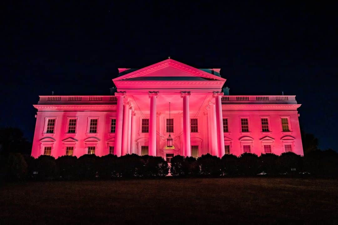 The White Houseさんのインスタグラム写真 - (The White HouseInstagram)「Tonight, as part of the President and First Lady’s Cancer Moonshot, the White House is illuminated pink in honor of National Mammography Day and Breast Cancer Awareness Month.」10月21日 8時00分 - whitehouse