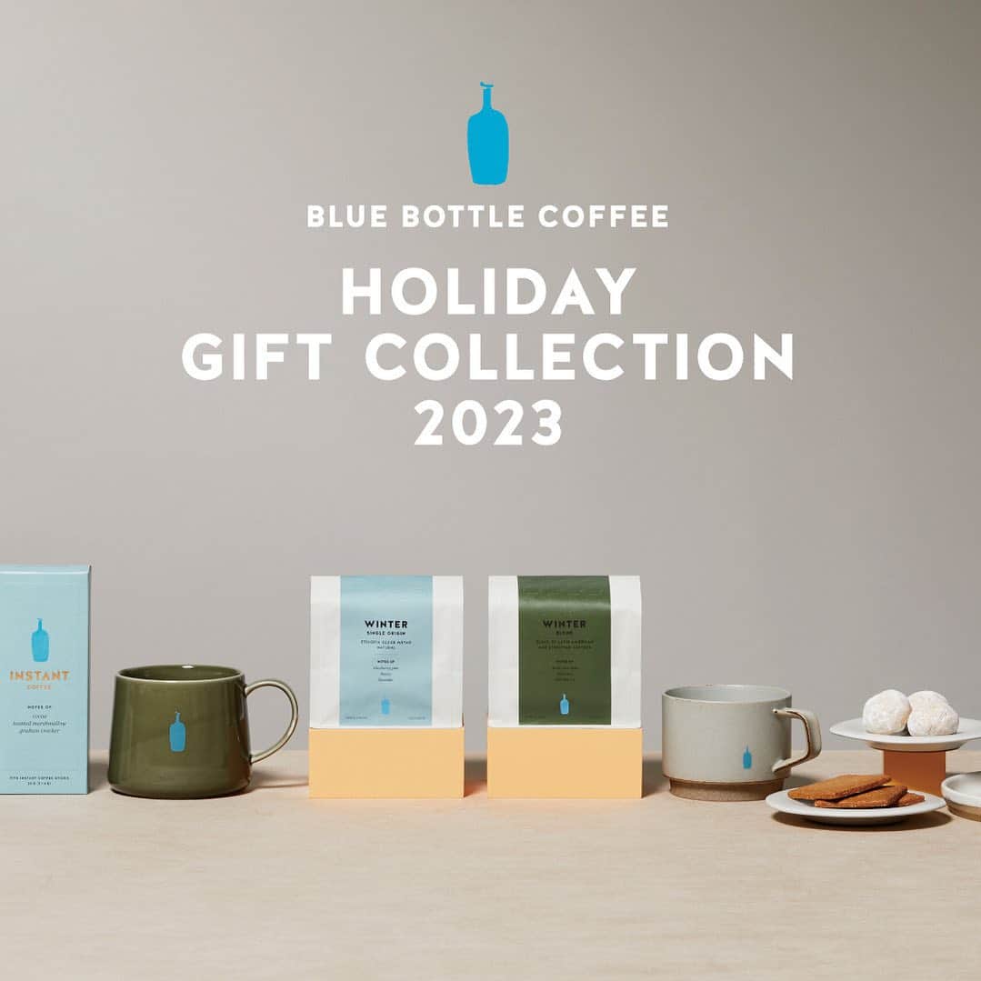 Blue Bottle Coffee Japanのインスタグラム：「2023.11.02 (THU) Coming soon.✨⁠ 今年のホリデーコレクションテーマは「Pairs well with」。⁠ ⁠ コーヒーのフレーバーや、ホリデーシーズンに向けて高まる気分、大切な人たちや、アートなどを「ペアリング」することで、素敵なものに満ちた素晴らしい日常や、長く心に残る優しい思い出など、新しいものを作り出すコレクションをお届けします。⁠ ⁠ ⁠ 見た目も華やかで幸福感を感じるデザートや、そのデザートにも相性ぴったりのバランスの良いコーヒーなど、一緒に召し上がっていただくことでよりおいしくなってフレーバーの広がりも感じられるメニューをご用意いたしました。⁠ ⁠ 甘く漂う香りがほっと心を落ち着かせるキャンドル、職人の手作業で丁寧に作られたペアのマグカップなど、大切な人と集まってご自宅で過ごす時間が大切な思い出になるようなアイテムもご提案いたします。⁠ ⁠ ご家族やご友人など大切な人との時間が、魔法にかけられたような素敵なものになれば嬉しいです💙⁠ ⁠ ⁠ 公式オンラインストアにて特設ページ「HOLIDAY GIFT COLLECTION 2023」を⁠⁠開設いたしました。 ぜひご覧ください！⁠ ⁠ ⁠＊一部商品の先行予約を受付予定、2023年11月2日(木)より全商品の販売を開始します。⁠ ＊特設ページはプロフィールのURLからご覧いただけます。⁠ ⁠＊HUMAN MADE 1928 Cafe by Blue Bottle Coffee, HUMAN MADE Cafe by Blue Bottle Coffee では販売はございません。⁠ ⁠ ⁠ ⁠ ⁠#BlueBottleHoliday⁠ #BlueBottleCoffee⁠ #ブルーボトルコーヒー」
