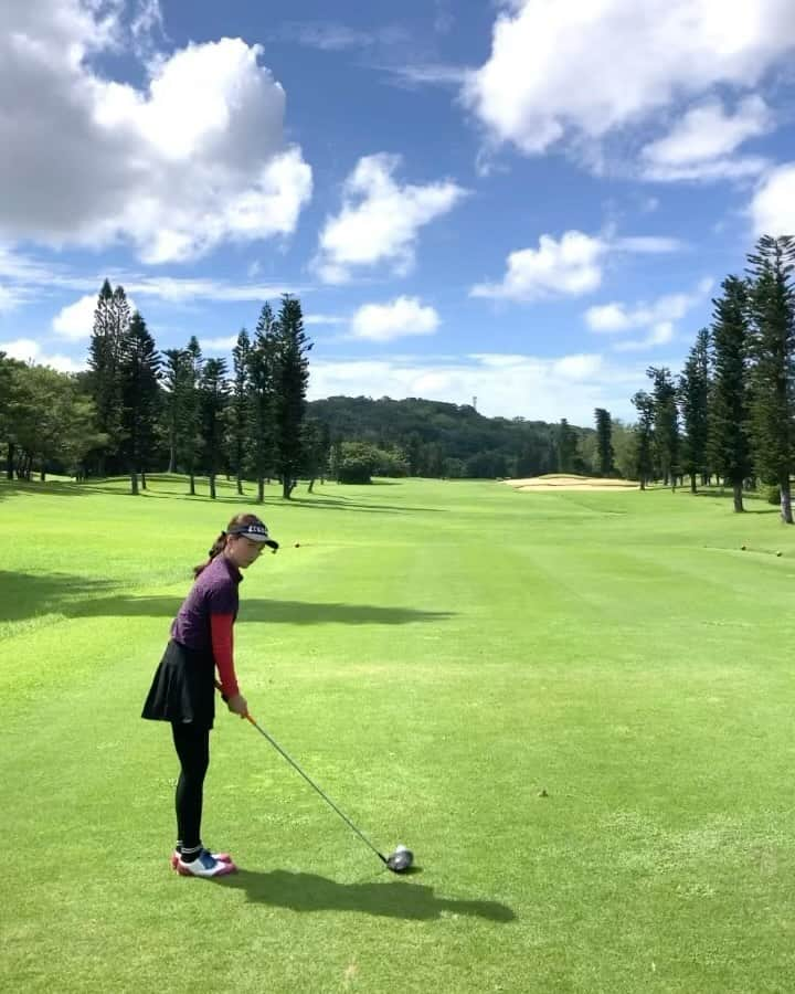 崎山一葉のインスタグラム：「*⛳️  先日、ゴルフにお誘いいただいて その上 初めて弾道アプリで撮っていただいて☺️  ちょっぴり恥ずかしいですね…☺️ (下手だからだぞ)  ※ええやん！の声は播戸さんですね☺️ @ryuji_bando   とても楽しかったです。 ありがとうございました！  #golf #ゴルフ #肩回すルーティン w」