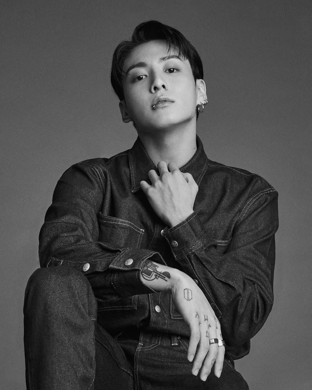 Calvin Kleinのインスタグラム：「Jung Kook, @amberliu, and @mariya_nishiuchi_official photographed by @lesliekeesuper at our event in Tokyo. Wearing looks from the fall collection.」