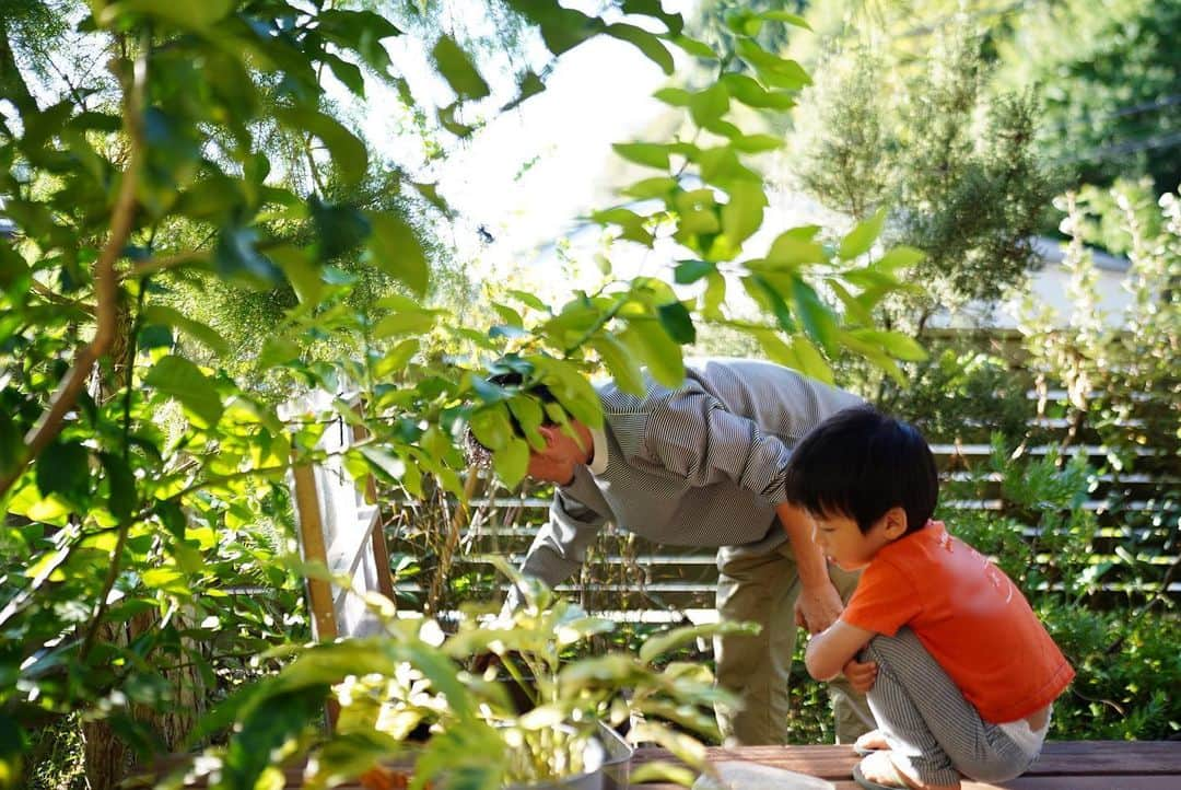 前田有紀さんのインスタグラム写真 - (前田有紀Instagram)「寝かしつけの時、いつもは先に寝てしまう次男が珍しく起きていたので、布団の中でしばしおしゃべりしてた昨夜。「江ノ電乗っていくお祭りが楽しみなのー」と、教えてくれた。 だいぶ会話が成り立つようになってきた♡ 母は週末仕事だけど、パパと兄ちゃんと思い切り楽しんでね。  #鎌倉暮らし」10月21日 8時09分 - yukimaeda0117