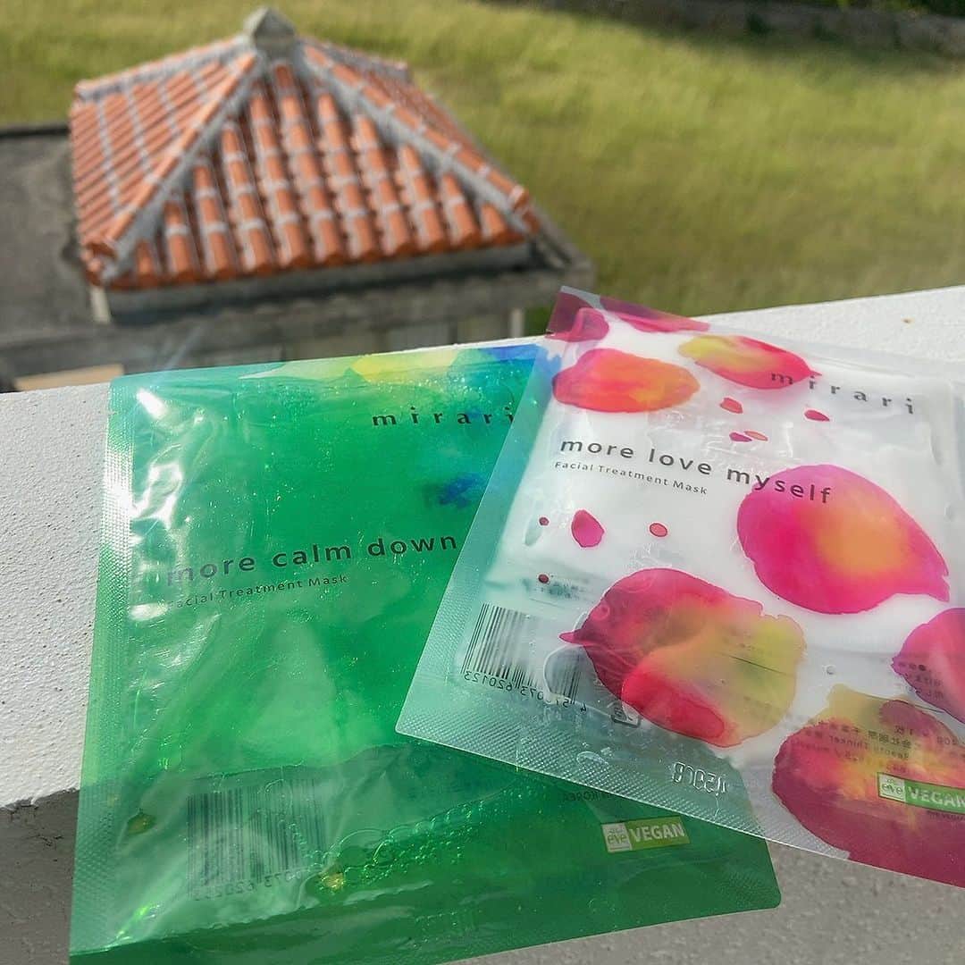のインスタグラム：「機内で乾燥した肌を、mirariのフェイシャルトリートメントマスクでしっかりと潤す。100%ヴィーガン処方。液だれしにくいのに、この上なくたっぷりな美容液がまた素晴らしくて。包まれ安心感も嬉しいマスク。 #mirari #ｍｉｒａｒｉフェイシャルトリートメントマスク」