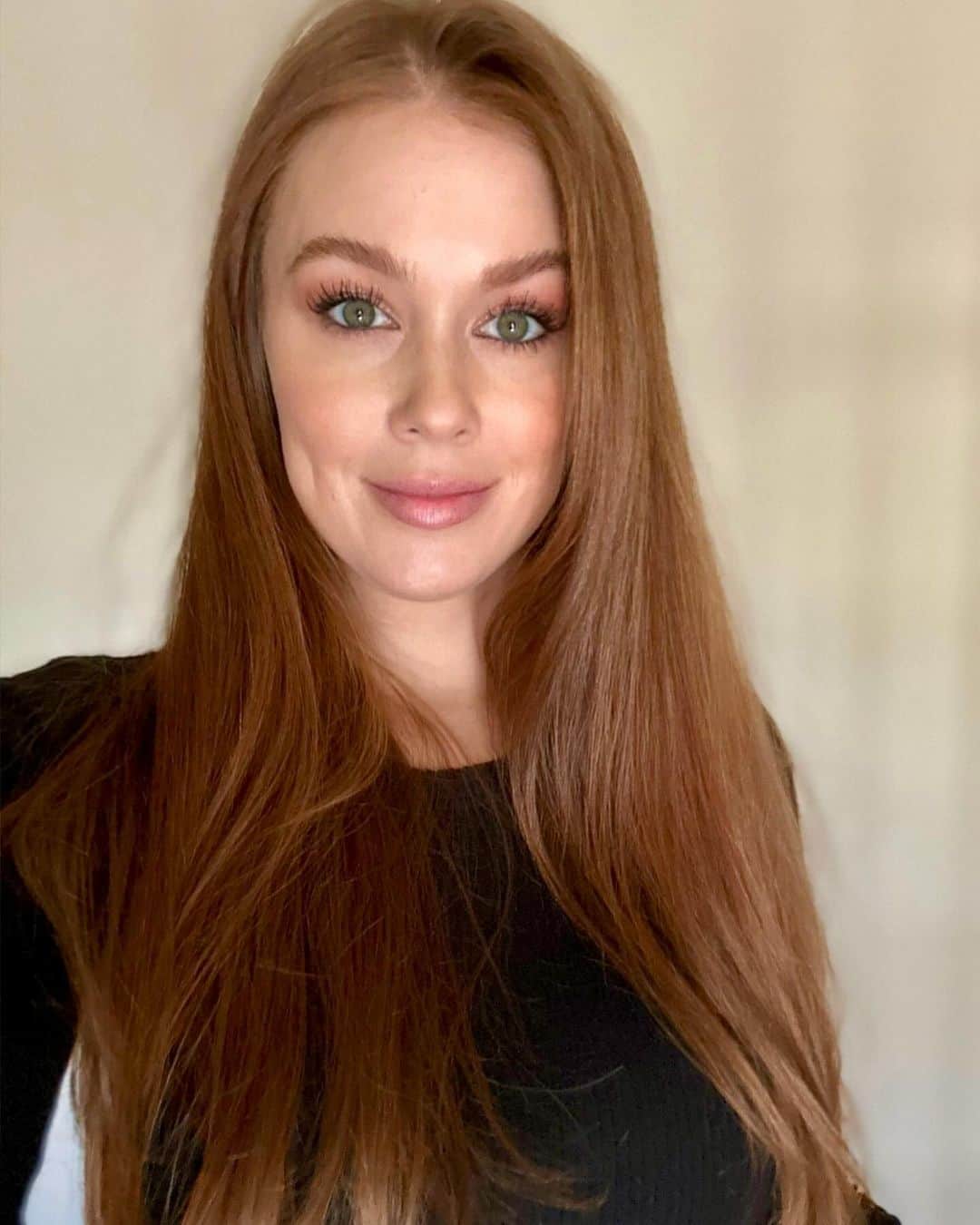 リアンナ・デッカーのインスタグラム：「Hello 👋」