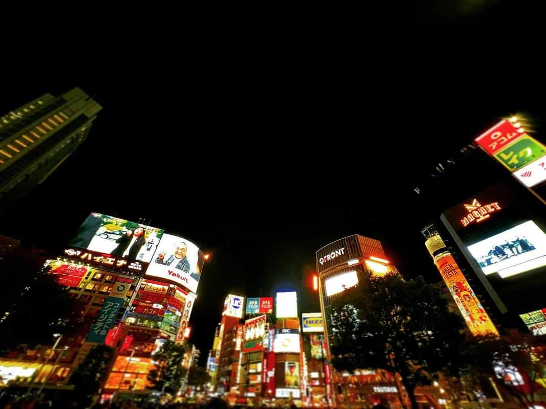 横尾初喜のインスタグラム：「渋谷駅夜。  #東京 #渋谷 #tokyo  #shibuya」
