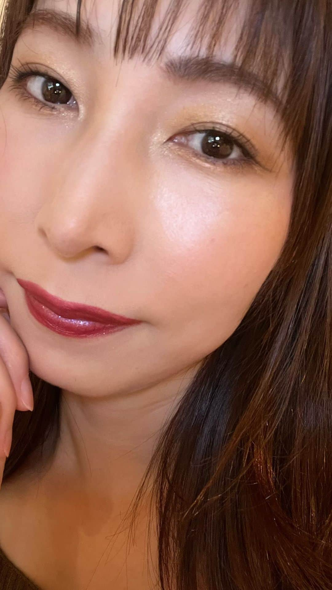 高橋里帆のインスタグラム：「@diorbeauty  11月3日発売のDIOR HOLIDAY 2023 COLLECTION でメイクしてみました。 いつもとちょっと違うイメージに！ ディオールショウ　サンク　クルール　543 ルージュ　ディオール　フォーエヴァーリキッドシークイン620 #ディオール#アイシャドウ#リップ#コスメ#いつもと違う#高橋里帆メイク#ディオールショウサンククルール #ルージュディオールフォーエヴァーリキッド #コスメ好き#beauty #メイク動画#メイクレクチャー#メイクの仕方#アイメイク#メイクレッスン」