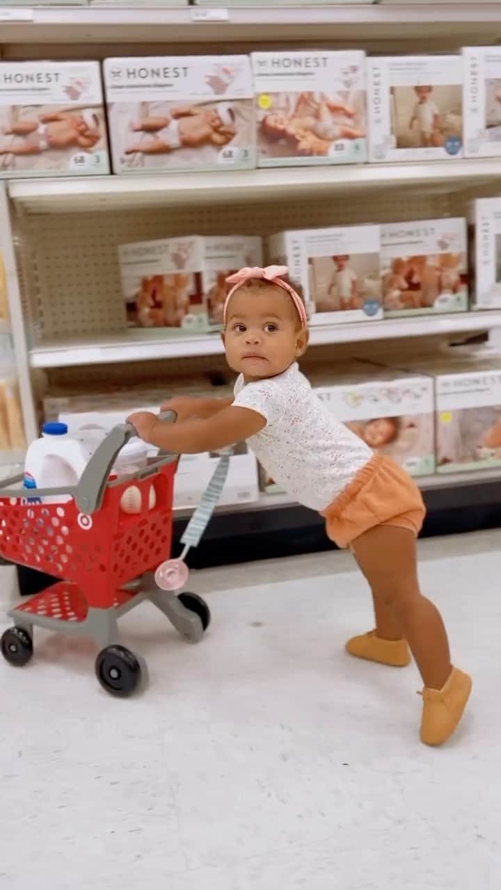 The Honest Companyのインスタグラム：「Starting the @target addiction young...we get it. 😂 🛒  📹| @_itsjustkerry」