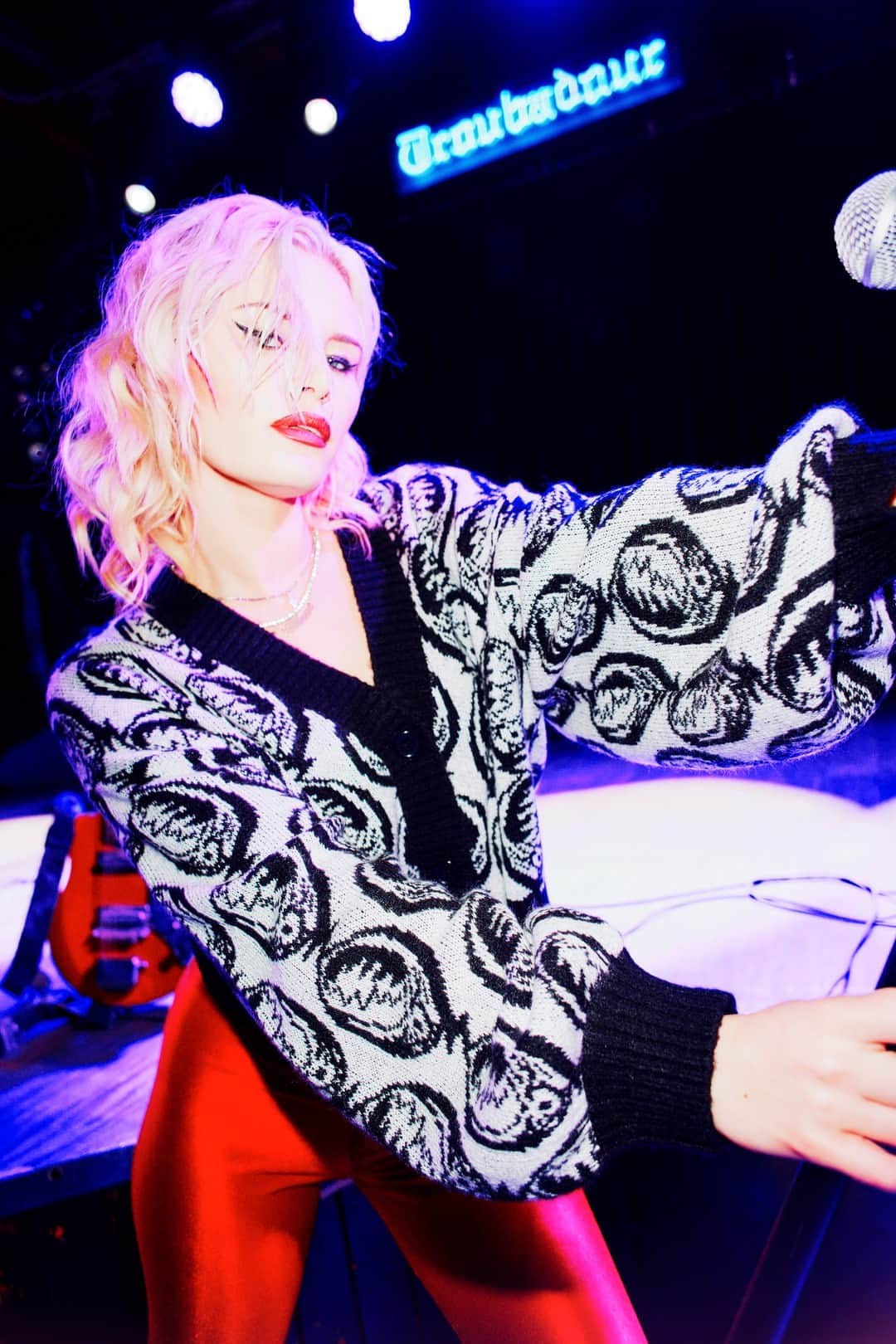 チェイサーのインスタグラム：「Taking center stage in our Grateful Dead Steal Your Face Cardigan🖤🤍」