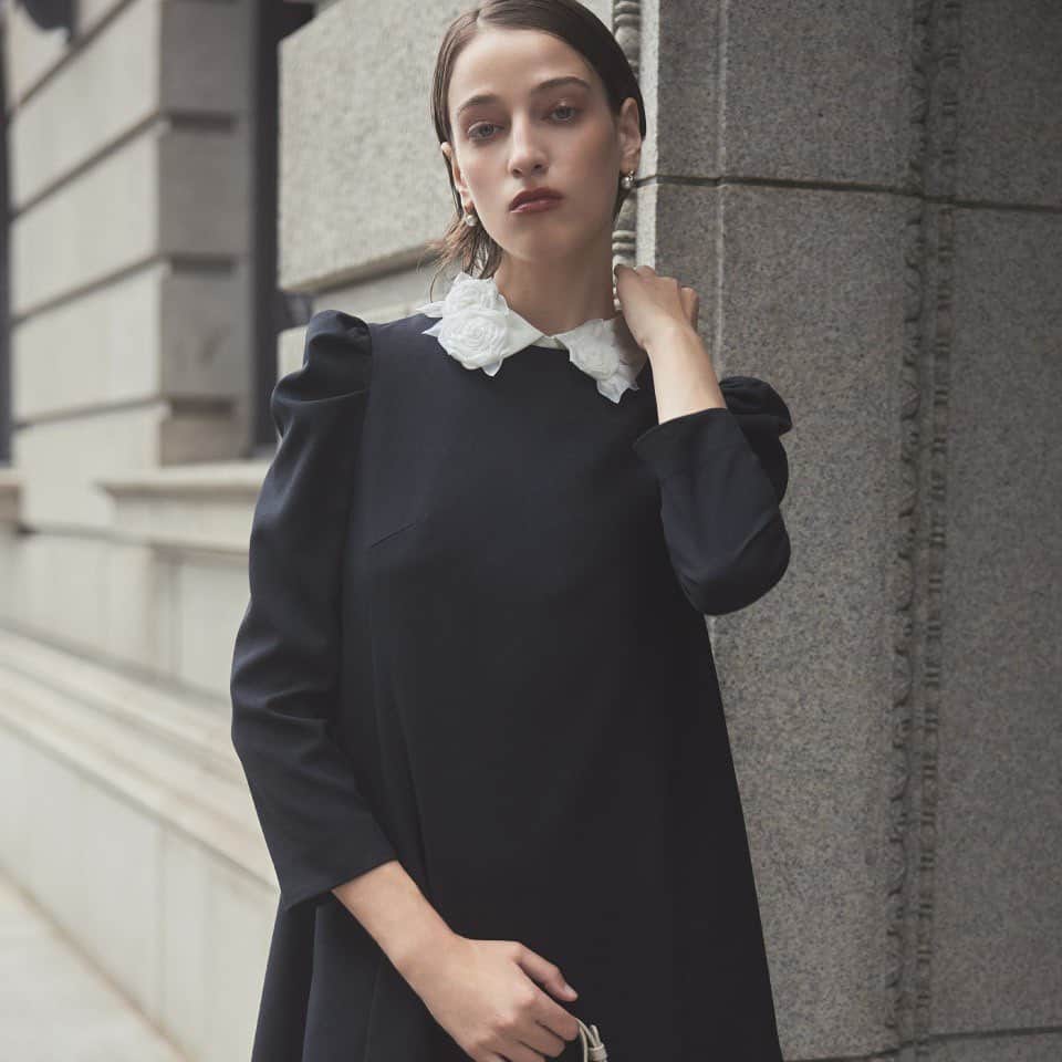 celford_officialのインスタグラム：「【Yumi Katsura for CELFORD】 ⁡ 「進化し続ける大人のオケージョンドレス」 ⁡ 襟には1つ1つ手作りされた 繊細なオーガンジーのバラと葉があしらわれ、 まるでウエディングブーケのような華やかさ。 ⁡ 美しいディテールに心躍る、 クチュール感に満ちたミニ丈ワンピースです。 ⁡ 袖口には存在感のあるカフス、 そして袖山は印象的なタック使いを施し、 清楚なAラインシルエットを引き立てます。 ⁡ さらに襟とカフスは取り外し可能で、 シンプルシックなスタイルも楽しめる4way仕様。 ⁡ さまざまなシーンで着回せる一着です。 ⁡ 【Yumi Katsura for CELFORD】 ローズユミカラーAラインワンピース ¥31,900 ⁡ 数量限定のため、どうぞお早めに。 ⁡ ⁡ #CELFORDAW23 #celford #セルフォード」