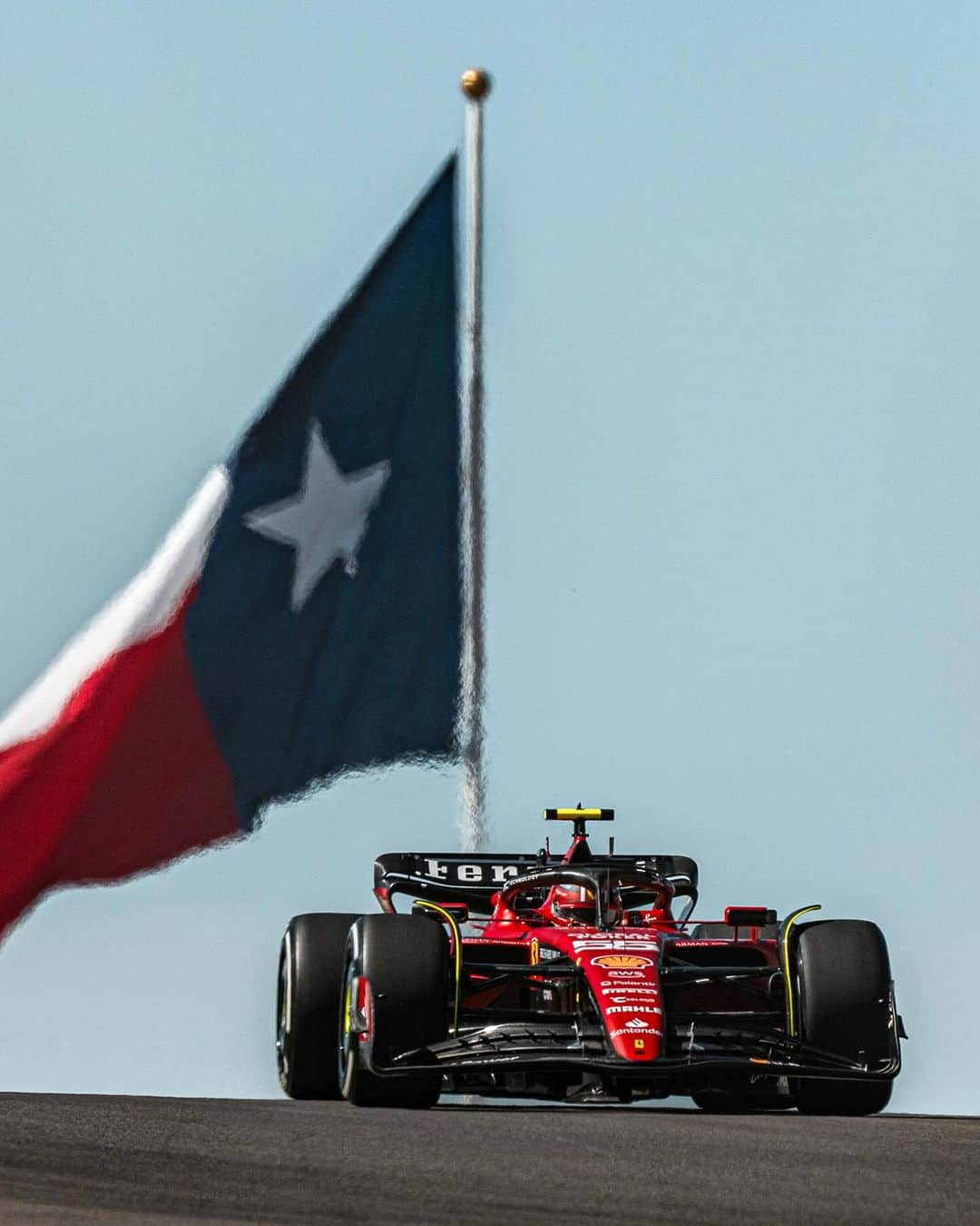 カルロス・サインツJr.のインスタグラム：「🇺🇸 P4 para el domingo   Queda mucho por delante e intentaremos asegurar buenos puntos este fin de semana! Enhorabuena a Charles y al equipo por la pole 💪🏻  🇺🇸 P4 for Sunday  Still a lot to go and we’ll try to secure good points this weekend! Congrats to Charles and the team for grabbing pole 💪🏻  - #Carlossainz」