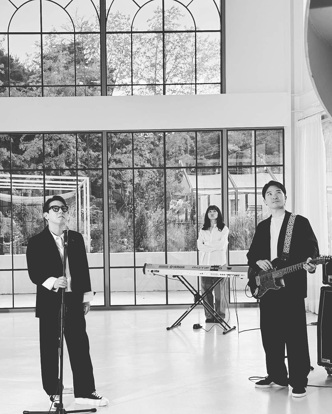 ユン・ジョンシンさんのインスタグラム写真 - (ユン・ジョンシンInstagram)「⠀ ⠀ 이번달 MV는 ⠀ 오랜만에 울 밴드들과..」10月21日 8時34分 - yoonjongshin