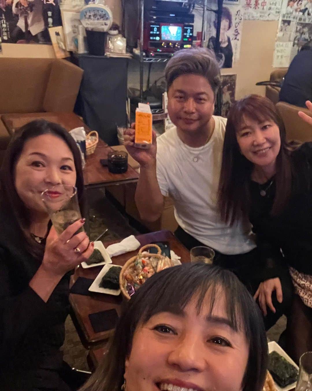橋本志穂さんのインスタグラム写真 - (橋本志穂Instagram)「札幌の夜 美味しい焼き鳥と寿司 そしてお酒〜‼️ なによりも、大好きな女子友と❣️  #kazu 新規オープンの素敵なお店でーす  そのあとは 会員制のお店に連れてってもらって、 さらにスナックで カラオケ❣️ 北海道では有名な歌手のハンバーガーボーイズの方もいらっしゃって、、、プロの歌声にますます盛り上がる〜  偶然集った おじいちゃまたちの歌も 素晴らしかったです。  #札幌 #ススキノ」10月21日 8時37分 - shihohashimoto3