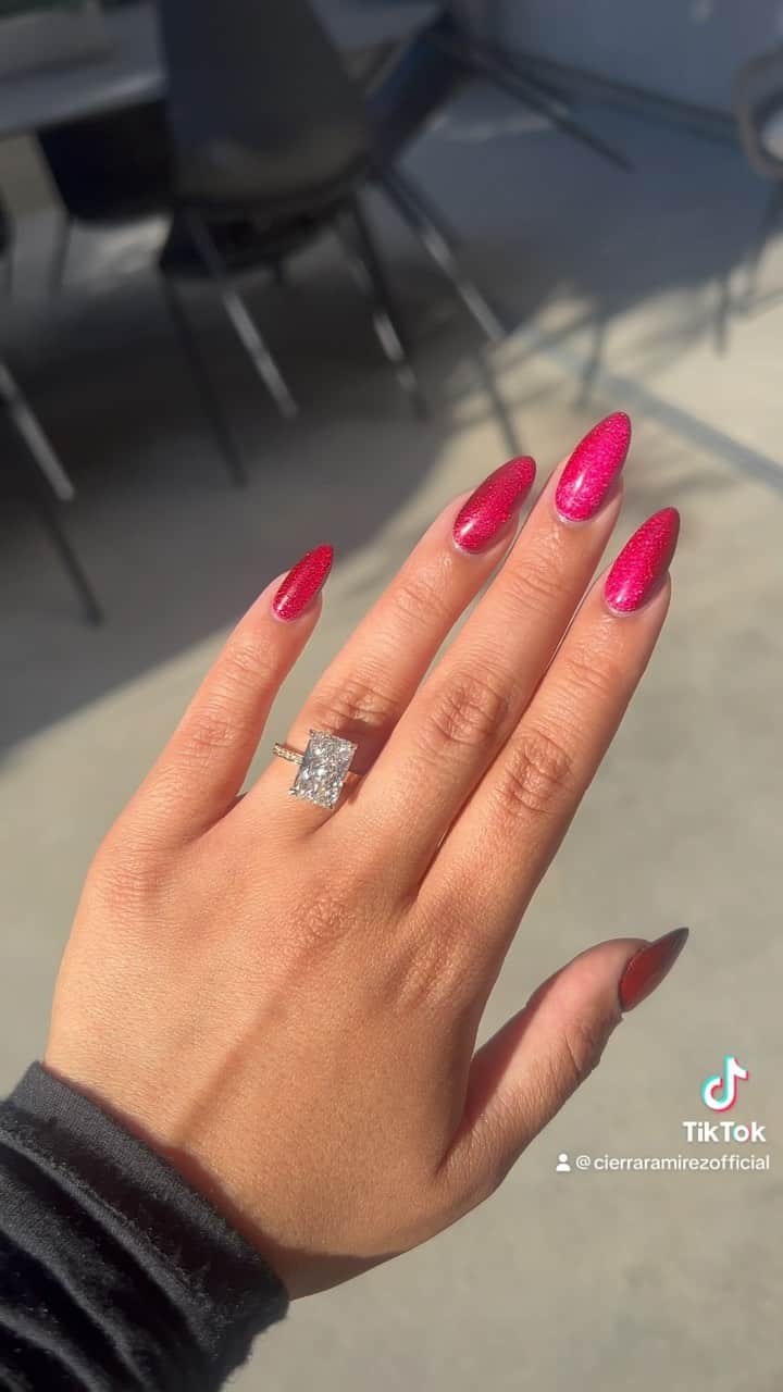 シエラ・ラミレスのインスタグラム：「my nails? a graveyard smash. 👻🕸️ @theblushnailbar killed it as always」