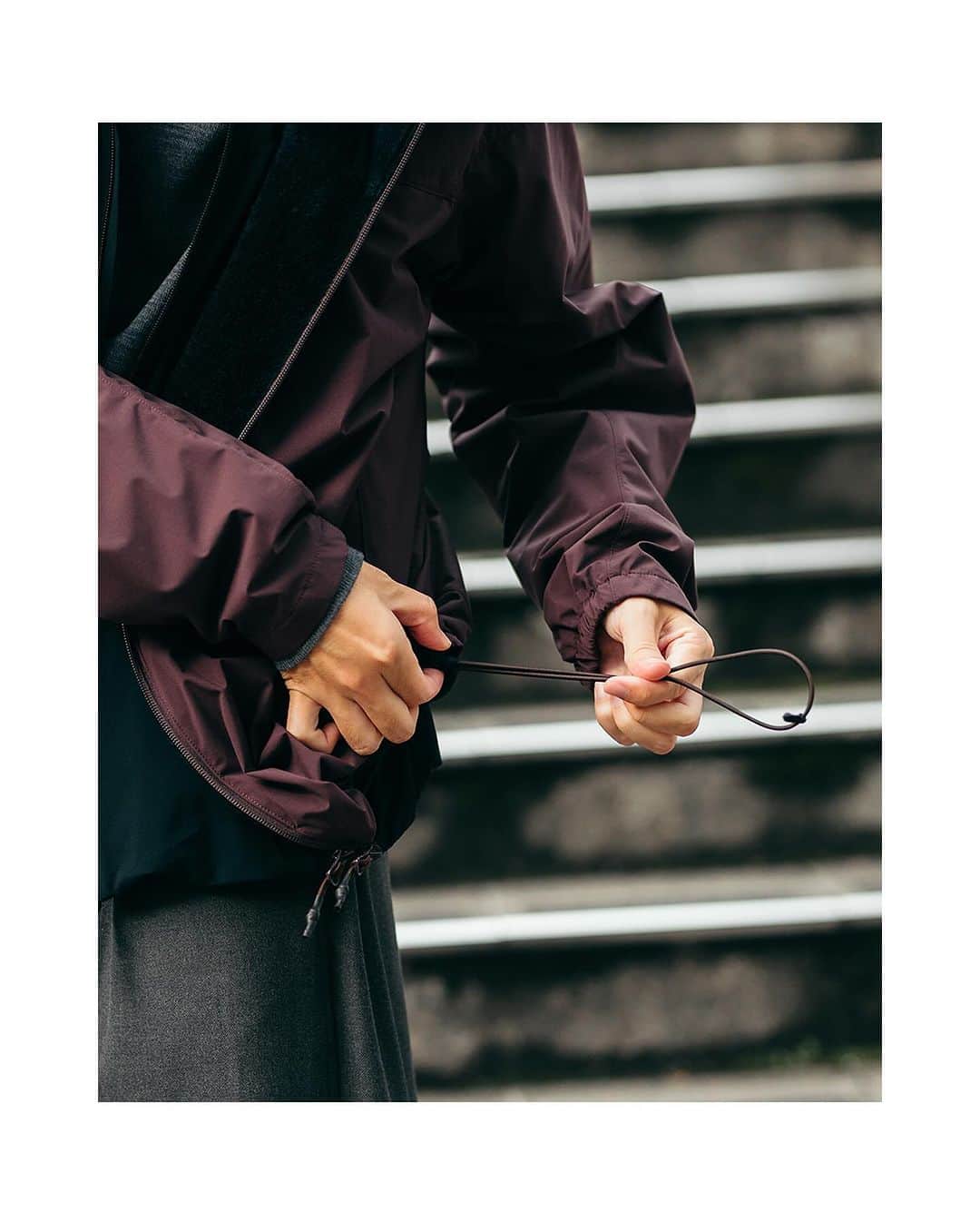 JOURNAL STANDARDさんのインスタグラム写真 - (JOURNAL STANDARDInstagram)「都市型アウトドアスタイルのすゝめ———————————————————— アップ＆ダウンの多い道。四六時中ぎゅうぎゅう詰めの電車。 急に殴りつける豪雨。数えればキリがない都市型生活の不満。 実は都市型生活の日々こそ、アウトドアアイテムの性能が光るのだ。 とはいっても、オーバースペックになりすぎるのも考えもの。 都市型アウトドアスタイルは、スロー＆ファストな気分がちょうどいい。 ———————————————————— Octa® オクタ® #原糸・原綿・不織布 帝人フロンティア社製の超軽量せんい 穴の空いた中空糸に、8本の突起を放射線状に配列したタコ足型断面のポリエステル繊維。 従来の中空糸を超える、吸汗速乾・軽量・遮熱/断熱・嵩高など様々な機能を併せ持ちます。 ————————————————————  #2023aw #journalstandard #baycrews #fashion #journalstandardmens #journalstandardladies #ジャーナルスタンダード」10月21日 8時56分 - journalstandard.jp
