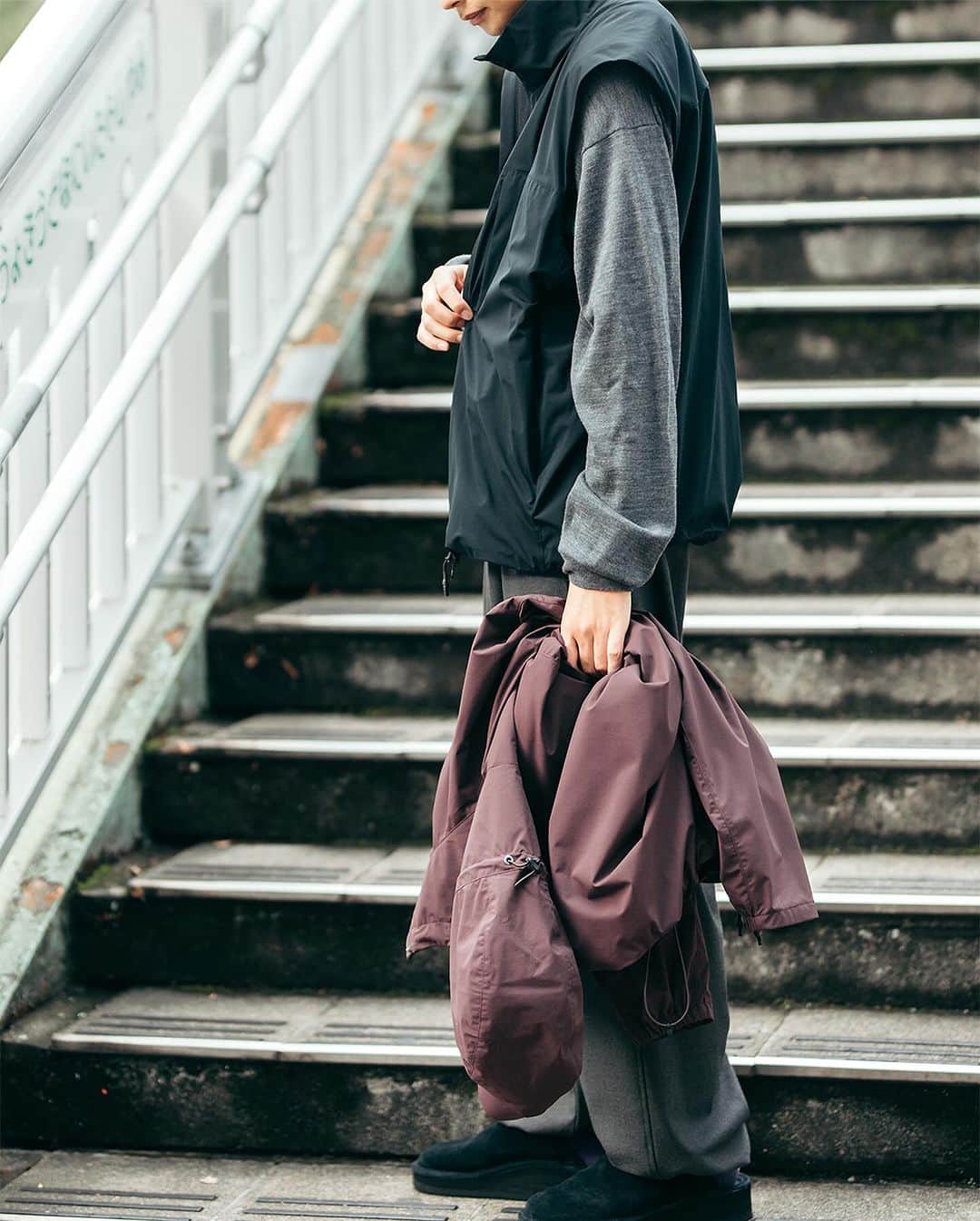 JOURNAL STANDARDさんのインスタグラム写真 - (JOURNAL STANDARDInstagram)「都市型アウトドアスタイルのすゝめ———————————————————— アップ＆ダウンの多い道。四六時中ぎゅうぎゅう詰めの電車。 急に殴りつける豪雨。数えればキリがない都市型生活の不満。 実は都市型生活の日々こそ、アウトドアアイテムの性能が光るのだ。 とはいっても、オーバースペックになりすぎるのも考えもの。 都市型アウトドアスタイルは、スロー＆ファストな気分がちょうどいい。 ———————————————————— Octa® オクタ® #原糸・原綿・不織布 帝人フロンティア社製の超軽量せんい 穴の空いた中空糸に、8本の突起を放射線状に配列したタコ足型断面のポリエステル繊維。 従来の中空糸を超える、吸汗速乾・軽量・遮熱/断熱・嵩高など様々な機能を併せ持ちます。 ————————————————————  #2023aw #journalstandard #baycrews #fashion #journalstandardmens #journalstandardladies #ジャーナルスタンダード」10月21日 8時56分 - journalstandard.jp