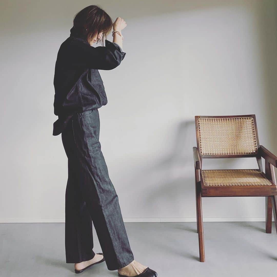 坪田あさみさんのインスタグラム写真 - (坪田あさみInstagram)「23AW新作のデニムCPOシャツと23SSでリリースされた定番リジッドハイライズをセットアップで着るのがちょうどいい気候🖤（全く同じ生地になります）  デミルクスビームス×woadblue × @asamit1201  のトリプルコラボです。  ブラックのCPOシャツは完売しましたが、 現在追加予約受付中です☺️  XSとSがありますが、Sサイズはメンズも 着用できるビッグシルエットです。  シャツはインにしてもアウトにしても決まる作りになっています。  定番リジッドハイライズはWebshopでは残り少なくなっているのでお早めに🙌🏼  写真をタップすれば商品ページに飛びます。よかったらご覧くださいませ🙌🏼  #denimshirt #denimpants @demiluxebeams × @woadblue_official × @asamit1201   #大人カジュアル #大人カジュアルスタイル #大人カジュアルファッション #大人カジュアルコーデ #きれいめコーデ #大人カジュアルコーディネート #大人カジュアル服　#こなれ感 #こなれカジュアル #こなれ #こなれコーデ　#40代 #40代ファッション #40代コーデ　#50代 #50代ファッション #50代コーデ #ウォードブルー #デニムシャツ #デニムコーデ #デミルクスビームス」10月21日 8時57分 - asamit1201