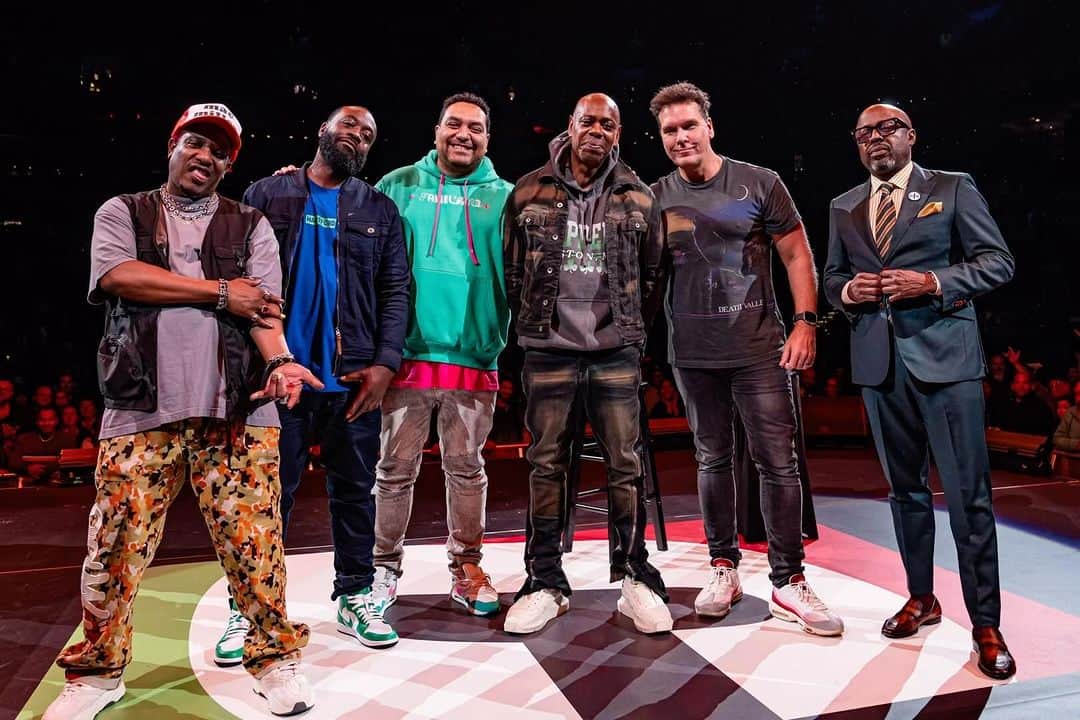 デイン・クックのインスタグラム：「Chappelle asked me to swing by the @tdgarden so that’s whatcha see. The whole cast rocked. What a night. The Garden was rumblin’. #ilovemyjobbaby Photo cred: @candytman」
