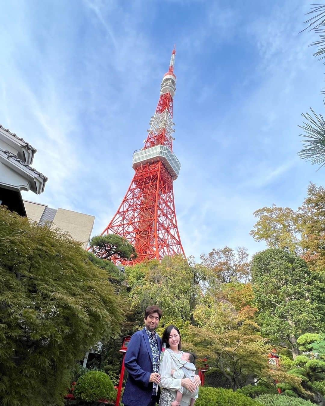 三村ロンドのインスタグラム：「娘、約1か月遅れのお食い初め。  思い出の地、東京タワーの下で。  妻の収録終わり、僕の収録前に無事できました。  穏やかで、幸せなひと時…  娘は4か月が過ぎ、ぐんぐん身長が伸びて発育曲線の標準範囲を上抜け、さらにズシリと…インナーマッスルが悲鳴を上げています💦  妻と娘の為にこれからも全力(^-^)  #ロンパパダイアリー #三村ロンド #柏田ユウリ #ナレーター夫婦 #お食い初め  #育児日記  #ベビスタグラム #赤ちゃんのいる生活 #4ヶ月」