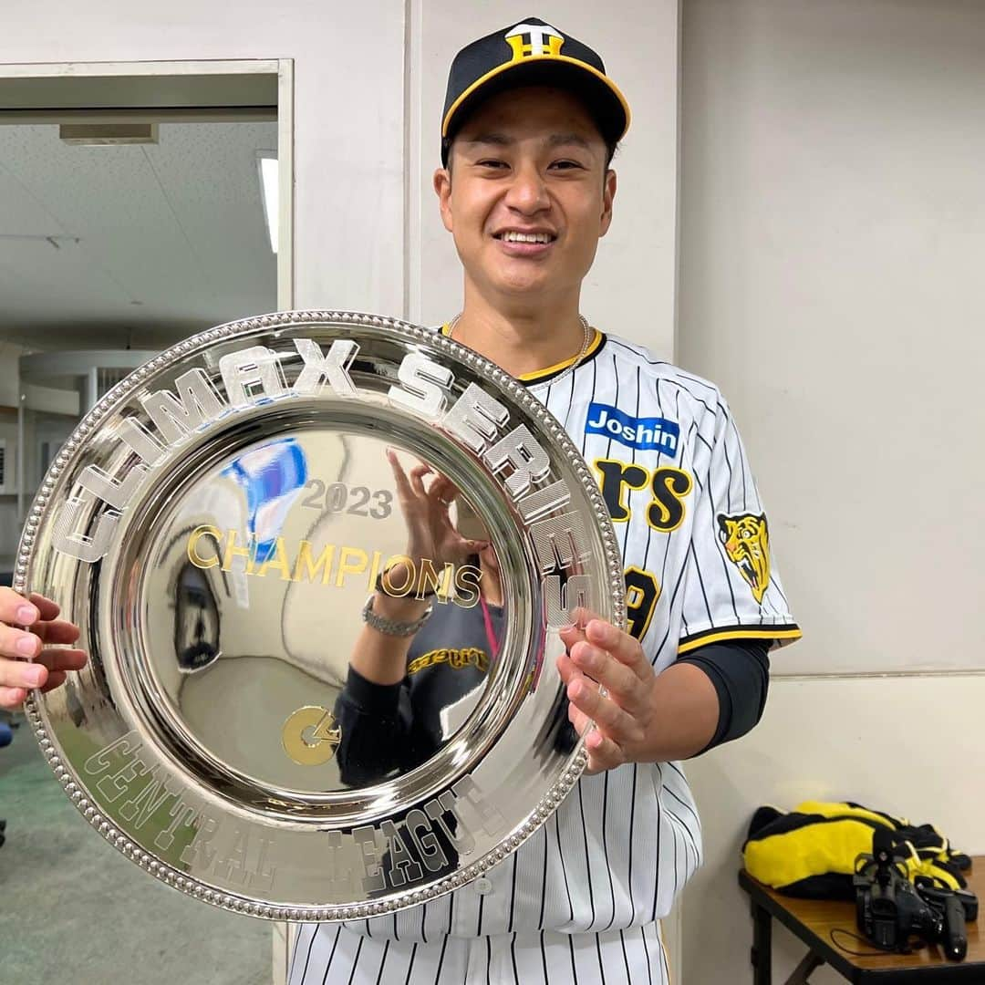 大竹耕太郎さんのインスタグラム写真 - (大竹耕太郎Instagram)「CS３連勝！ 普段通りのピッチングを と心がけてマウンドに上がりましたが 流石に緊張感が違いました... 満員の甲子園でいつも以上の大声援の中 登板できて最高でした！ 日本シリーズでは もっといいピッチングできるように また頑張りたいと思います。  #頼もしい御三方と #みんなで #投手陣で #反射がすごい」10月21日 8時51分 - ohtake_49