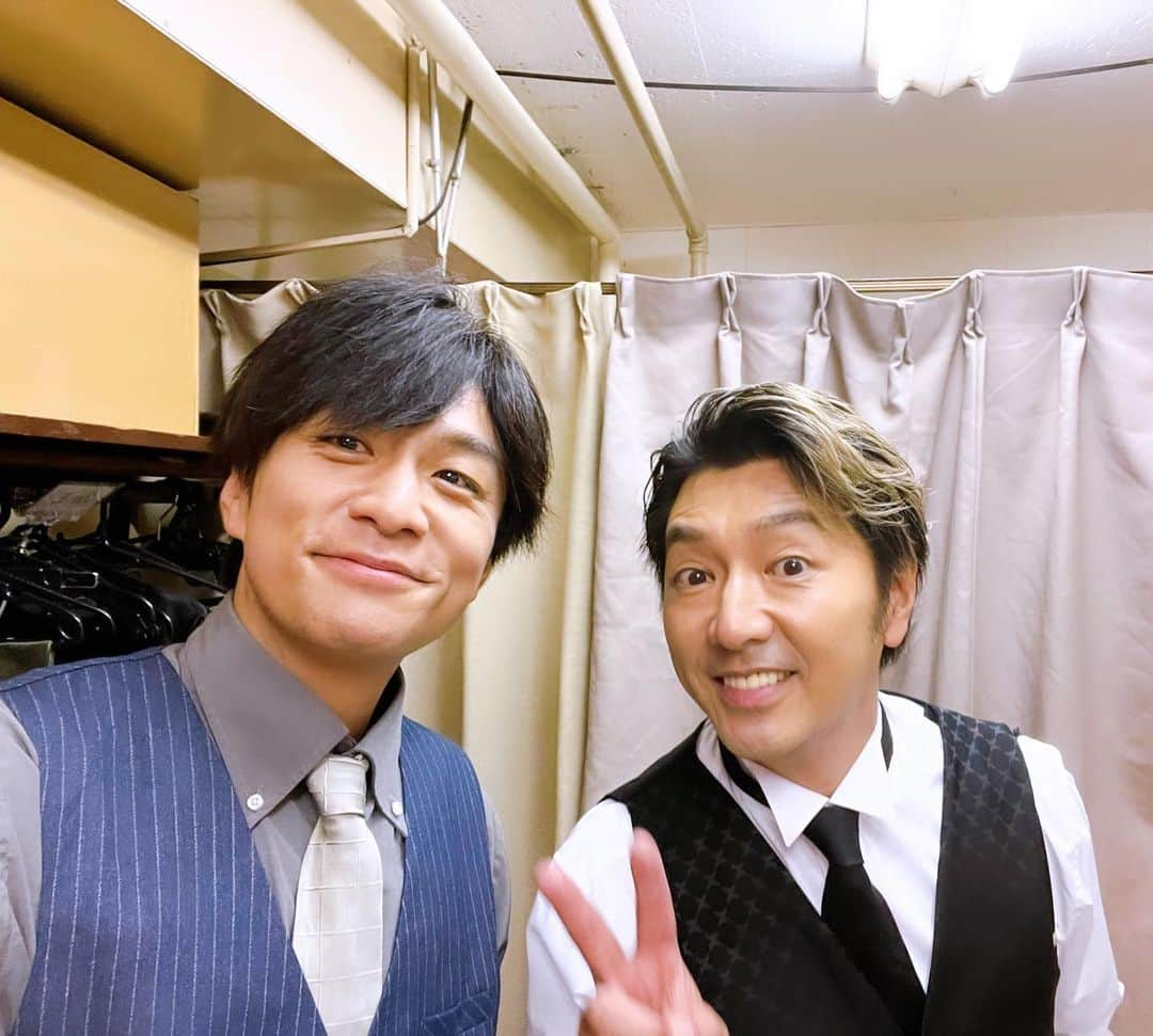 藤澤ノリマサさんのインスタグラム写真 - (藤澤ノリマサInstagram)「*  舞台「ETERNAL GHOST FISH-永恒机关魚-」🎭 本日は8日目です💪  いよいよ残り3公演となってしまいました💦  今日は12時と17時公演！  劇中での我々『 #粉米's 』としてユニット（笑）組ませてもらった #川本成 さんとの歌声いかがですか？  実はテニプリフェスで共演もしたことがあるんです！  今回のお芝居では一緒に歌うことが出来て嬉しいなー🎤  あと3回しか一緒に歌えないのは寂しい・・・。  我々『粉米's』の歌も、お芝居も観に来てください✌️  皆さまのご来場、心よりお待ちしてます！  作・演出：#西田大輔 さん 10/13（金)～22（日） 紀伊國屋ホール  チケット予約受付は プロフィールのリンク🔗から🎫  #舞台EGF #舞台永魚 #鈴木勝吾 さん #萩谷慧悟 さん（ #7ORDER ） #傳谷英里香 さん #山口大地 さん #瀬戸利樹 さん #田中良子 さん #萩野崇 さん #川本成 さん #柴田淳 さん #玉城裕規 さん #藤澤ノリマサ #劇中演奏 も #劇中歌も #歌います #誘われる #笑いあり涙あり #テニプリ #粉米s  https://www.mmj-pro.co.jp/eternalghostfish/  *」10月21日 8時59分 - fujisawa_0308