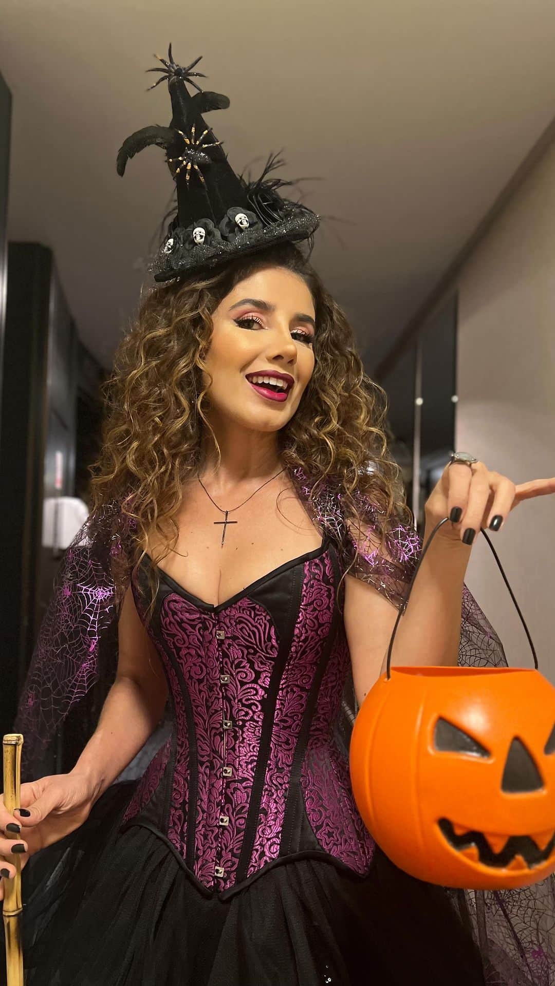 ポーラ・フェルナンデスのインスタグラム：「Doces ou travessuras? 🎃💀🕷️ bday @patriciapoeta」