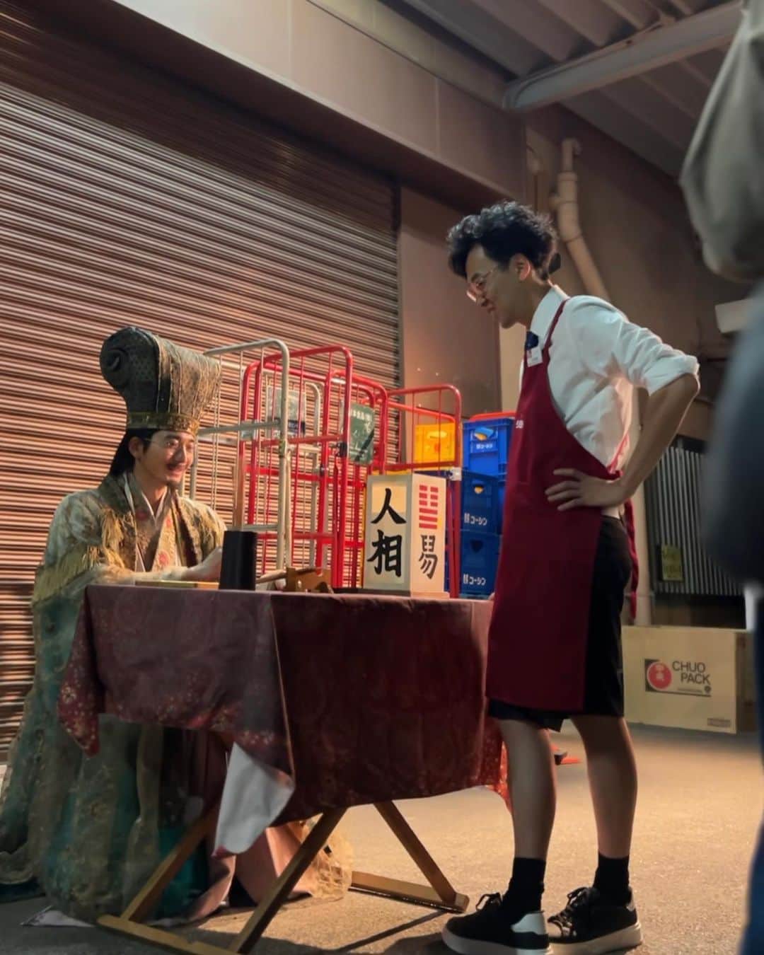 のインスタグラム：「#パリピ孔明 4話 無料見逃し配信中！✨  KABEのバイト先の店長と孔明、 とっても仲良くなってましたね！ 占いの仕方も教えるなんて…  懐に入るのが上手い軍師孔明です🔮  4話のTVer見逃し配信は25日（水）22時まで！ ぜひご覧ください！✨  #向井理 #今井隆文」
