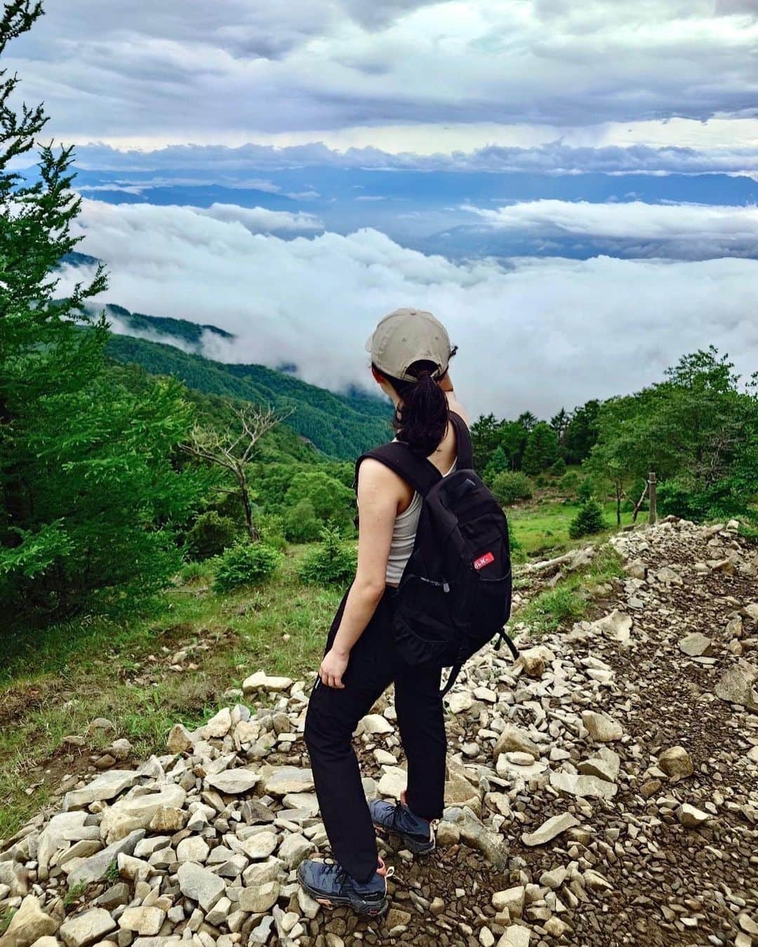 若林薫さんのインスタグラム写真 - (若林薫Instagram)「🌃⛰🍣🧖🏻‍♀️🐶  . 夏の思い出とパーマの最終形態   #登山 #サウナ #パーマ女子  #大菩薩嶺」10月21日 9時01分 - ___ai7.___