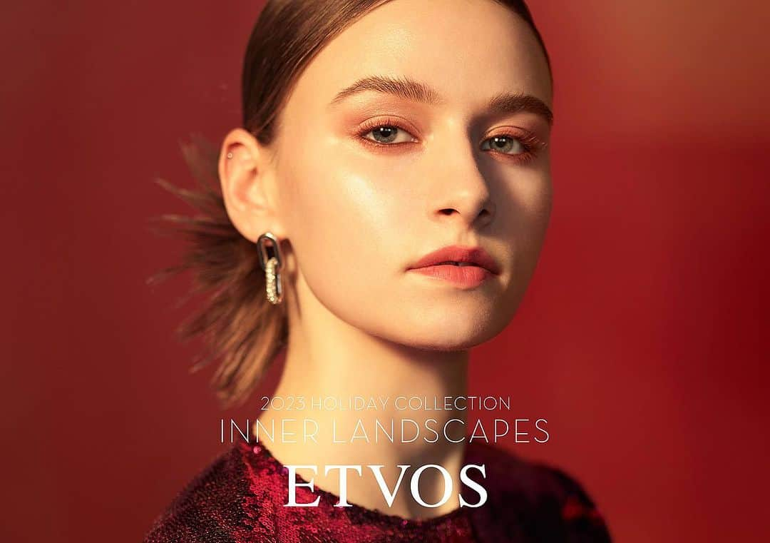 小田切ヒロのインスタグラム：「ETVOS cosmetics 2023 holiday collection. "INNER LANDSCAPES" model：Iga B photographer ：takuya uchiyama (SIGNO) styling：chie atsumi (ota ofice) hair&make&nail：hiro odagiri (Nous) #nous_works」