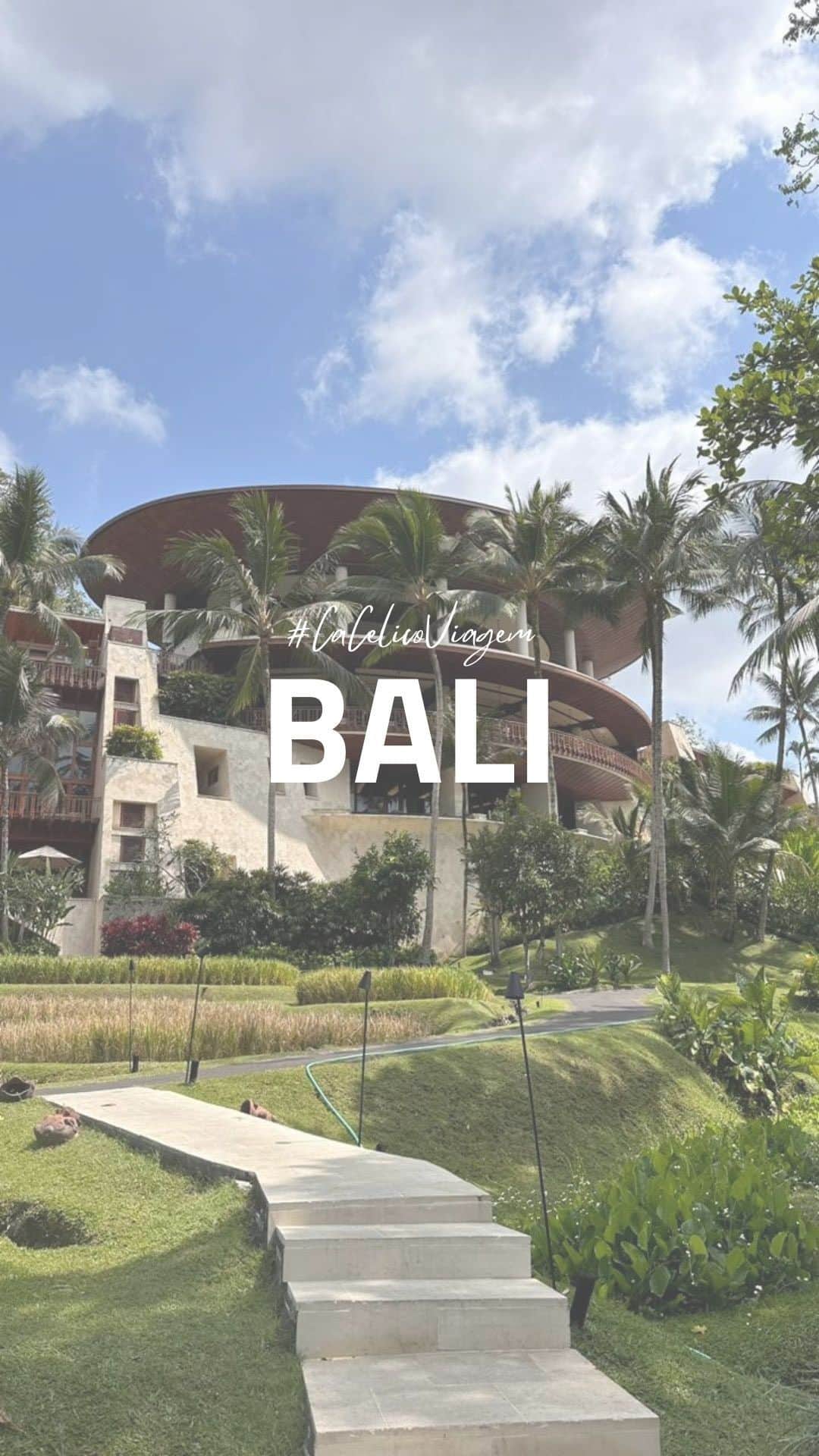 カロリーネ・セリコのインスタグラム：「Checklist Bali | essa viagem maravilhosa está chegando ao fim, mas quero compartilhar atrações imperdíveis:   Pôr do Sol no Uluwatu, Tanah Lot e praias Show de Kekak Dance Aula de surfe em Canggu Beach clubs em Seminyak Explorar Ubud Provar a culinária da ilha de Bali Explorar lugares abandonados Cachoeiras Campos de arroz Conhecer a arte de Bali Visitar templos hindus Yoga em Ubud  #CaCelicoViagem」