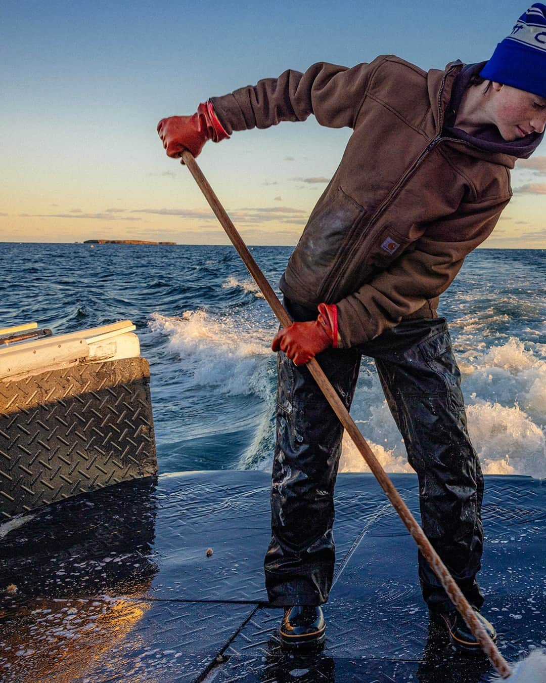 カーハートさんのインスタグラム写真 - (カーハートInstagram)「Strolling through the boatyard, Nate proudly identifies the fleet of fishing boats owned by the Johnson family. "That's my dad's, cousin's, brother's, uncle's, and my son's boat," he gestures. The Johnson family's fishing legacy can be traced back to the early 1700s in Casco Bay and Long Island, Maine, in particular says Nate Johnson.    Under Nate's leadership, alongside his wife Barbara, two sons, Riley and Devon, and daughter Natalie, these Maine lobster fishermen and women grapple with a pressing challenge: Rising water temperatures over the past decade, resulting in uncertainty and risk to lobster populations.    In response, the Johnsons are embracing kelp farming as an opportunity to diversify how they make a living on the water.  Not only are they able to use a lot of the same equipment for kelp and lobster, but the seasons are complimentary. This provides another way to work on the water all year round. In addition, growing kelp has many potential benefits to the marine environment.   Instead of crumbling to adversity, the Johnsons are successfully adapting to start the next chapter in their lobster-farming lineage.  #Carhartt」10月21日 0時05分 - carhartt