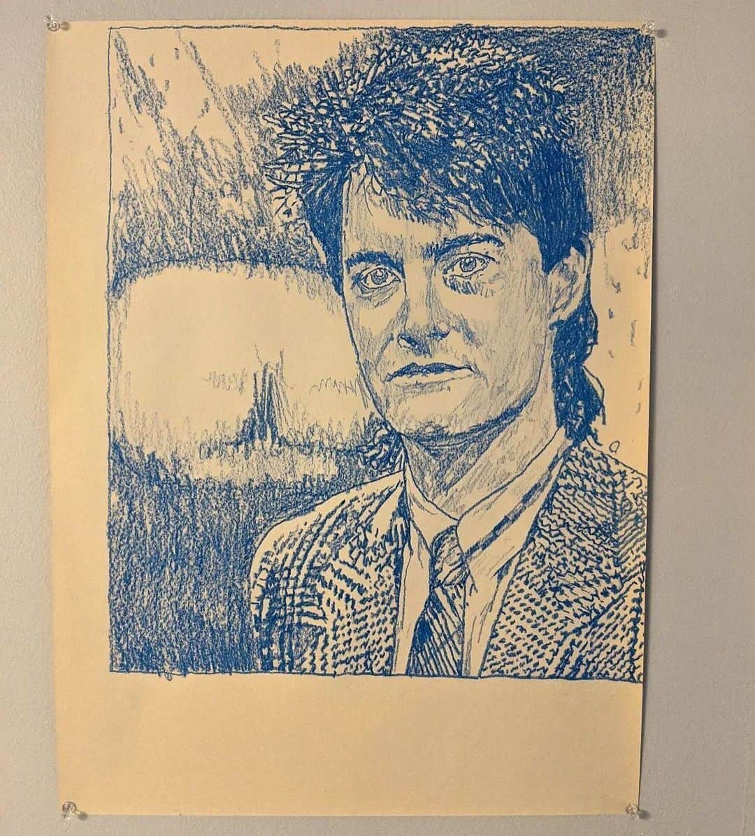 カイル・マクラクランのインスタグラム：「When people ask about this hairstyle, I can just say “Pen there, done that.” But in all seriousness, I’m drawn in by your creativity and talent. 😅 #FanArtFriday   🖋️: @brent_taylor_loftus」