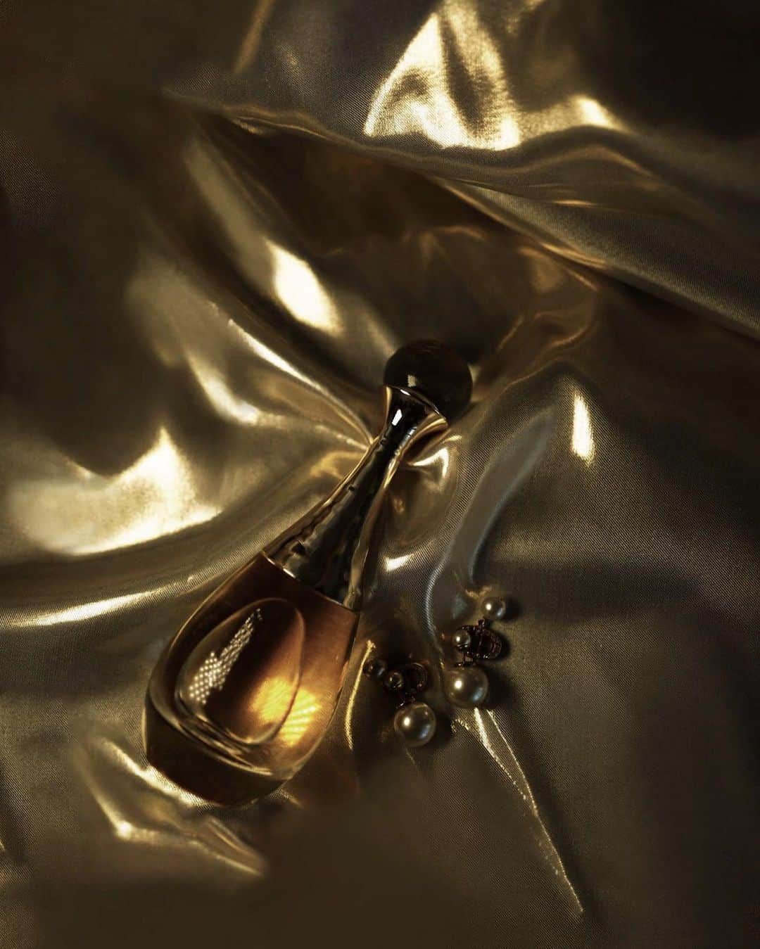 クリスティナ・バザンさんのインスタグラム写真 - (クリスティナ・バザンInstagram)「Today I am honored and excited to share with you my latest collaboration with @diorbeauty in celebration of their timeless and iconic fragrance J’adore L’Or. Francis Kurkdjian, perfume creative director of Christian Dior, brings a new perspective to J’adore, seeking its most essential expression with the ultimate aim of obtaining its purest quintessence. With a blend of Rose, Lily of the Valley, Jasmine and Violet, this scent is subtle yet completely hypnotic and sensual. The iconic bottle has been reinvented, modernized with precious materials as the neck of the bottle echoes the warmth of the scent, transformed into fluid and organic gold that gently embrasses like a wave the perfume glass. What a joy to re-interpret the codes of this mesmerizing fragrance through this set of images ✨💛 @diorbeautylovers #JadoreDior #FlowersAreGold #ad Wearing all Dior jewelry @tandemagency」10月21日 0時14分 - kristinabazan