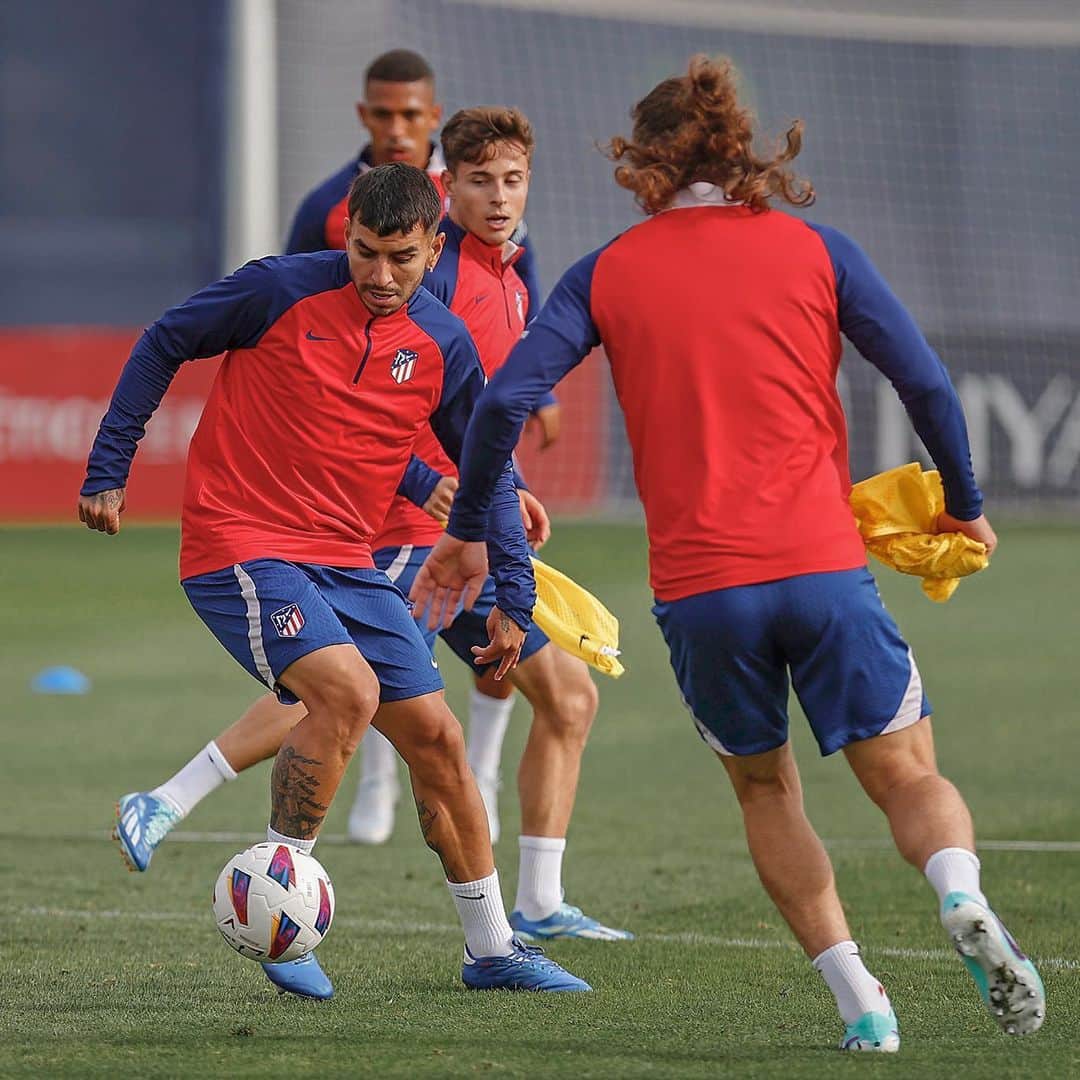 アンヘル・コレアのインスタグラム：「Volvimos 😁💪🏼⚽️」